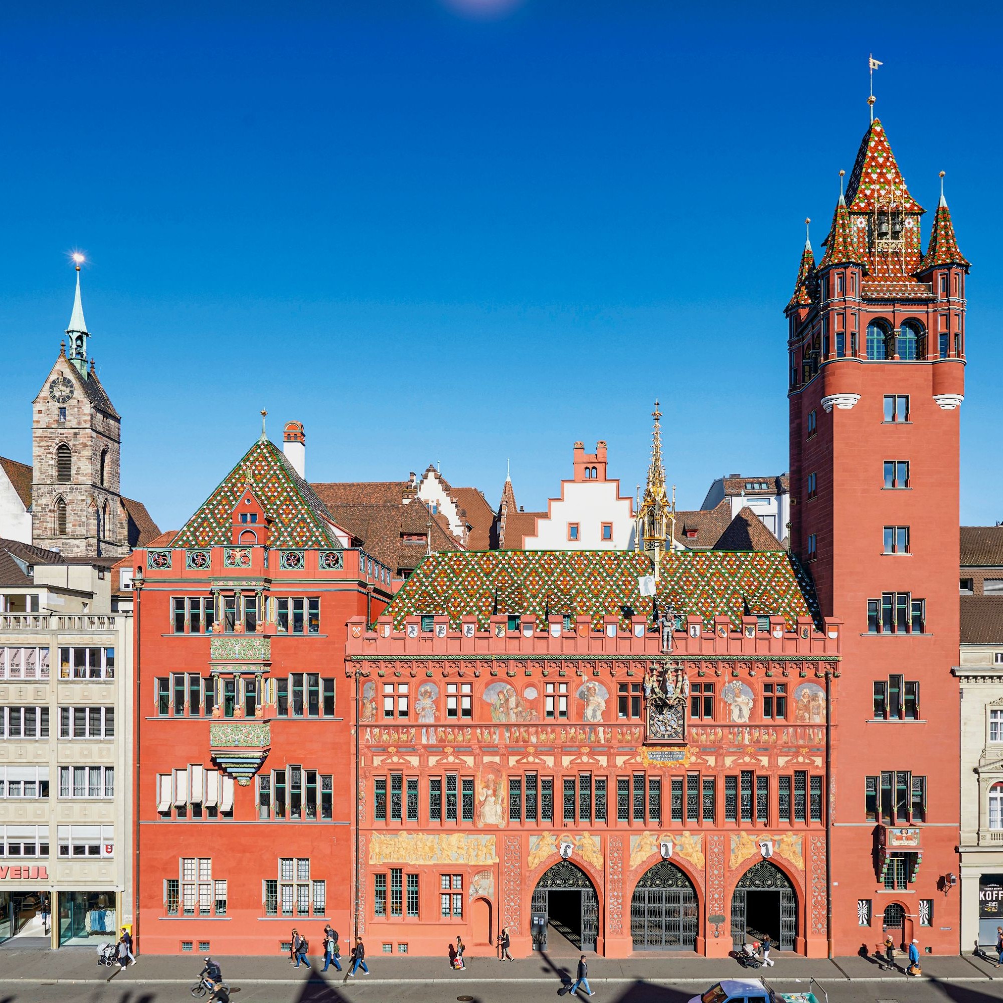 Das Basler Rathaus zeigt deutlich ablesbar drei Bauphasen. 1504 – 14 entstand der ursprüngliche Teil mit den Arkaden. 1606 – 08 wurde die Vordere Kanzlei gebaut, die sich links nahtlos an die Arkaden anschliesst. 1900 – 01 folgten die Neue Kanzlei ganz li