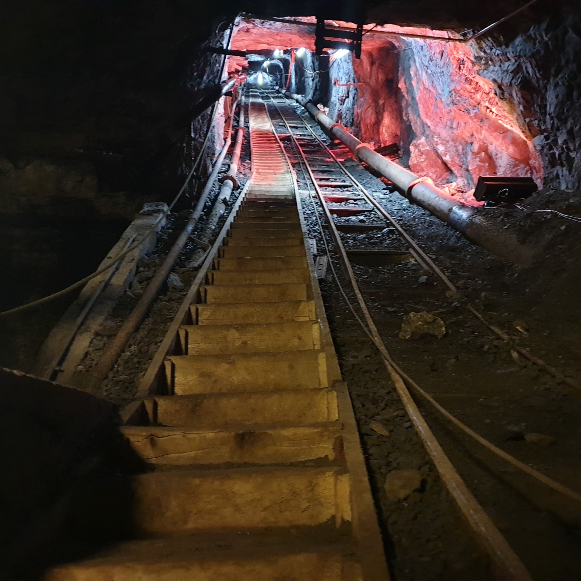 Die Stollen werden mit Lichtinstallationen, historischen Tonaufnahmen und Nebel in Szene gesetzt. 