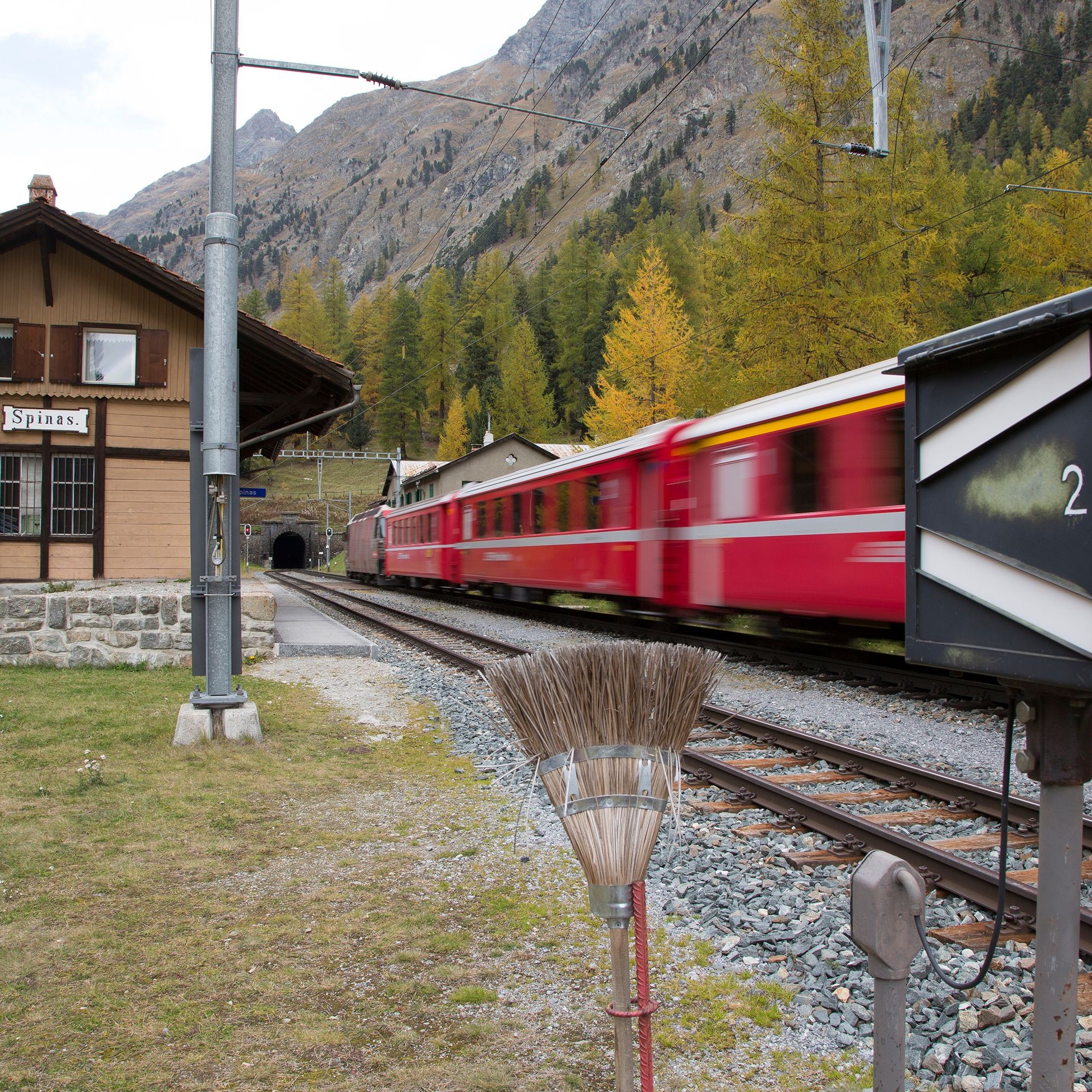 Das Bahnhofsgebäude Spinas der Rhätischen Bahn wird verschoben.