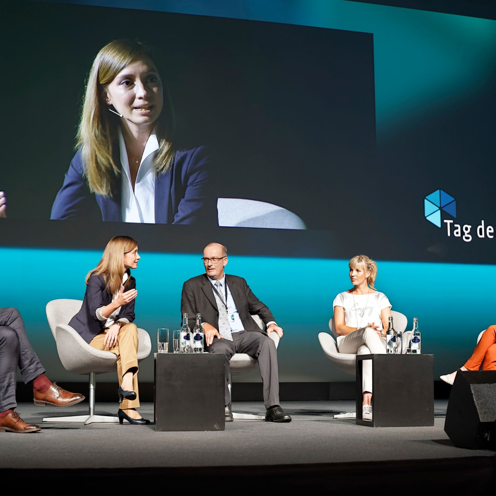 Podiumsdiskussion am Tag der Bauwirtschaft in Basel: Avenir-Suisse-Direktor Peter Grünenfelder, Johanna Gapany, FDP-Gemeinderätin in Bulle, Bauernverbandspräsident Markus Ritter, SVP-Nationalrätin Diana Gutjahr und Moderatorin Mona Vetsch (von links).