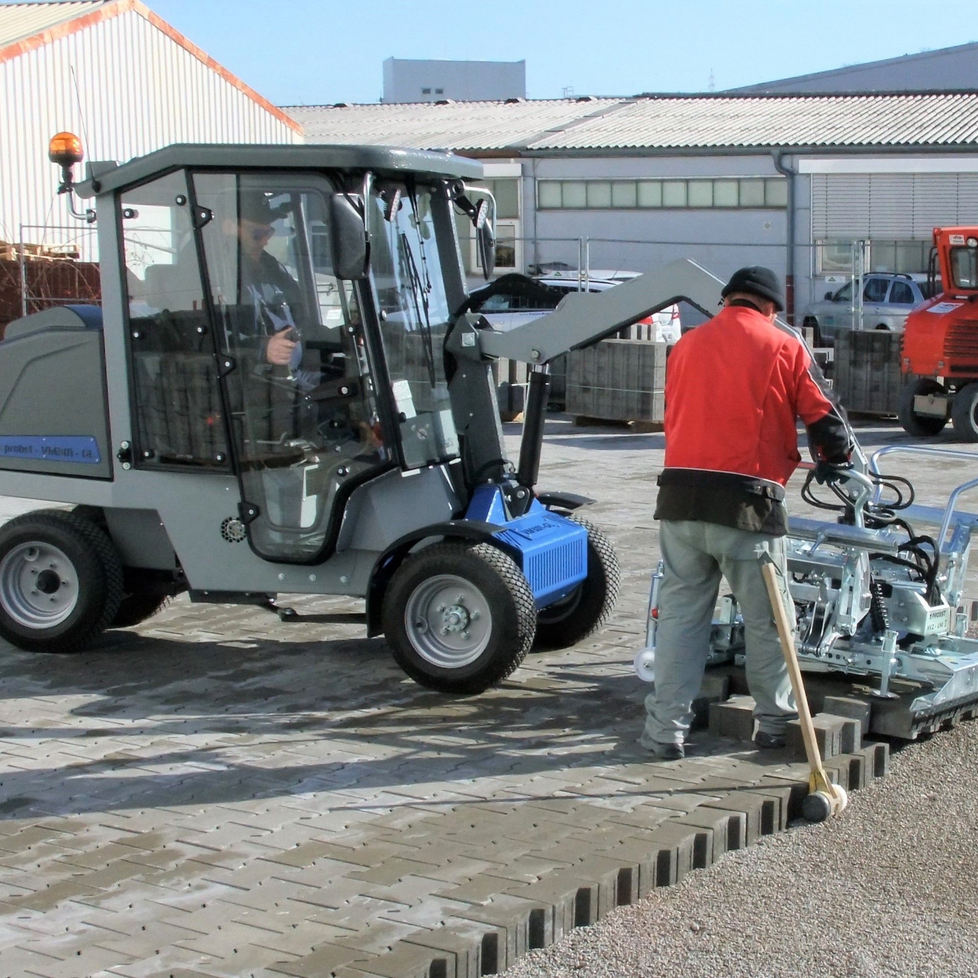 Die schwäbische Firma Probst stellte auf der Bauma die vollelektrische Verlegemaschine VM-301-Greenline vor. Das Gerät kann ohne Zwischenladung bis zu neun Stunden Pflaster und Platten verlegen.