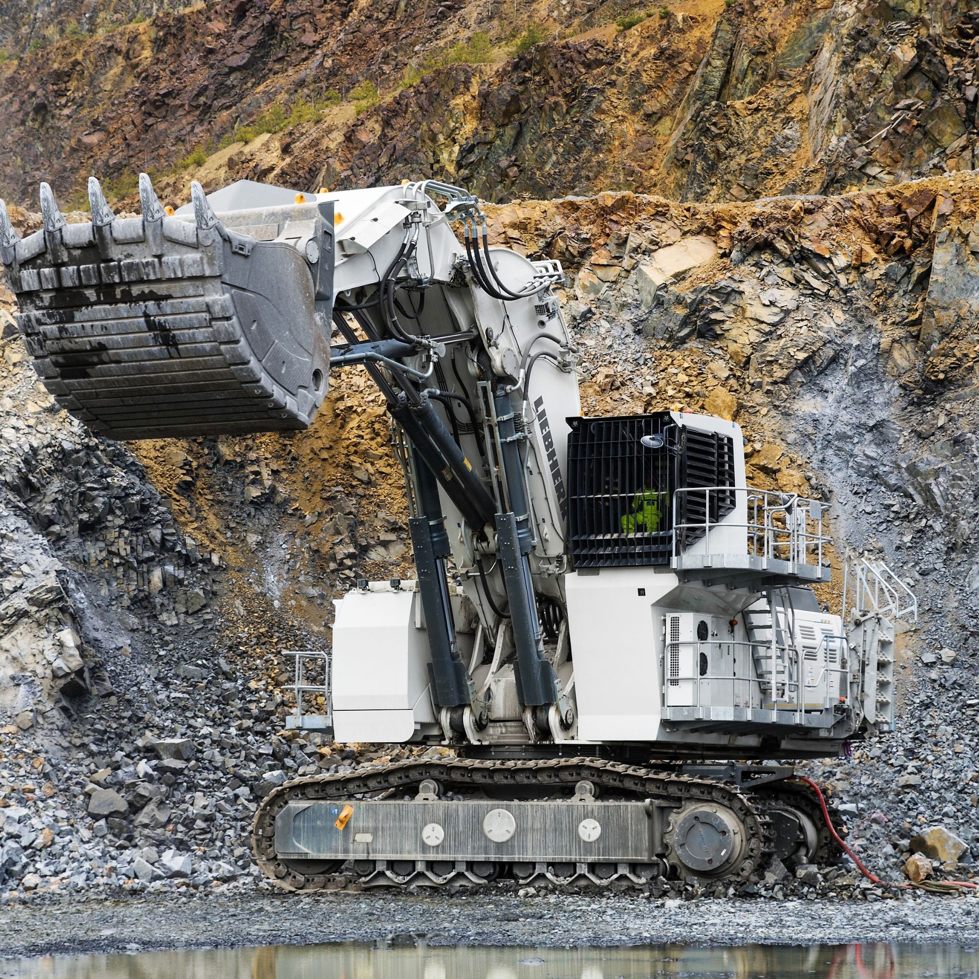 Bis zu 140 Tonnen wuchtet die Schaufel des Liebherr R9200 E. Die gigantische Maschine ist so groß, dass ein Akku für ihren Betrieb nicht ausreicht – 300 Meter Kabel liefern den benötigten Strom aus der Steckdose.