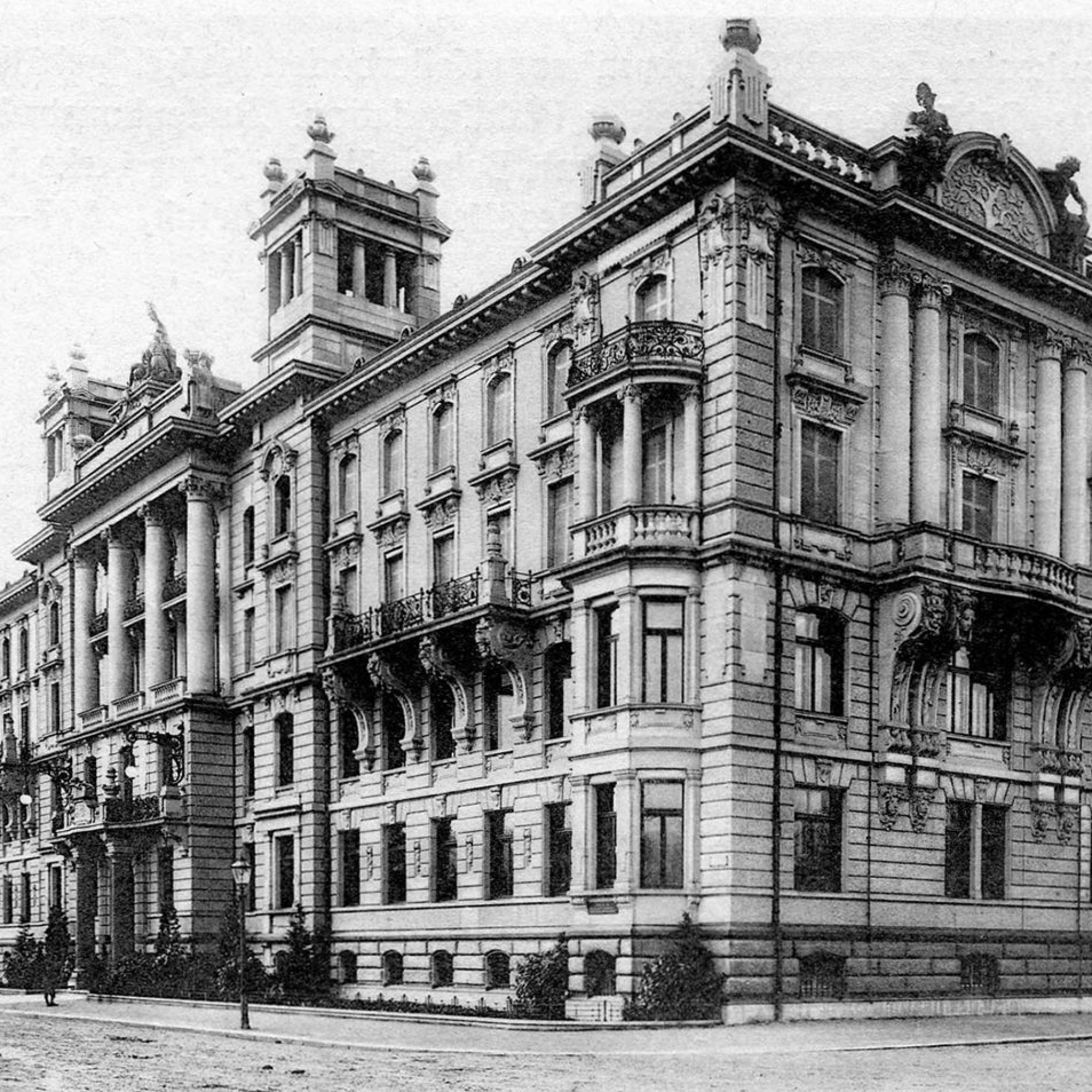 Historische Pracht: Der klassizistische Hauptsitz der Zürich Versicherung, hier eine Aufnahme aus dem Jahr 1905, wurde 1901 vollendet und befindet sich direkt gegenüber dem Mythenquai am Zürichsee.