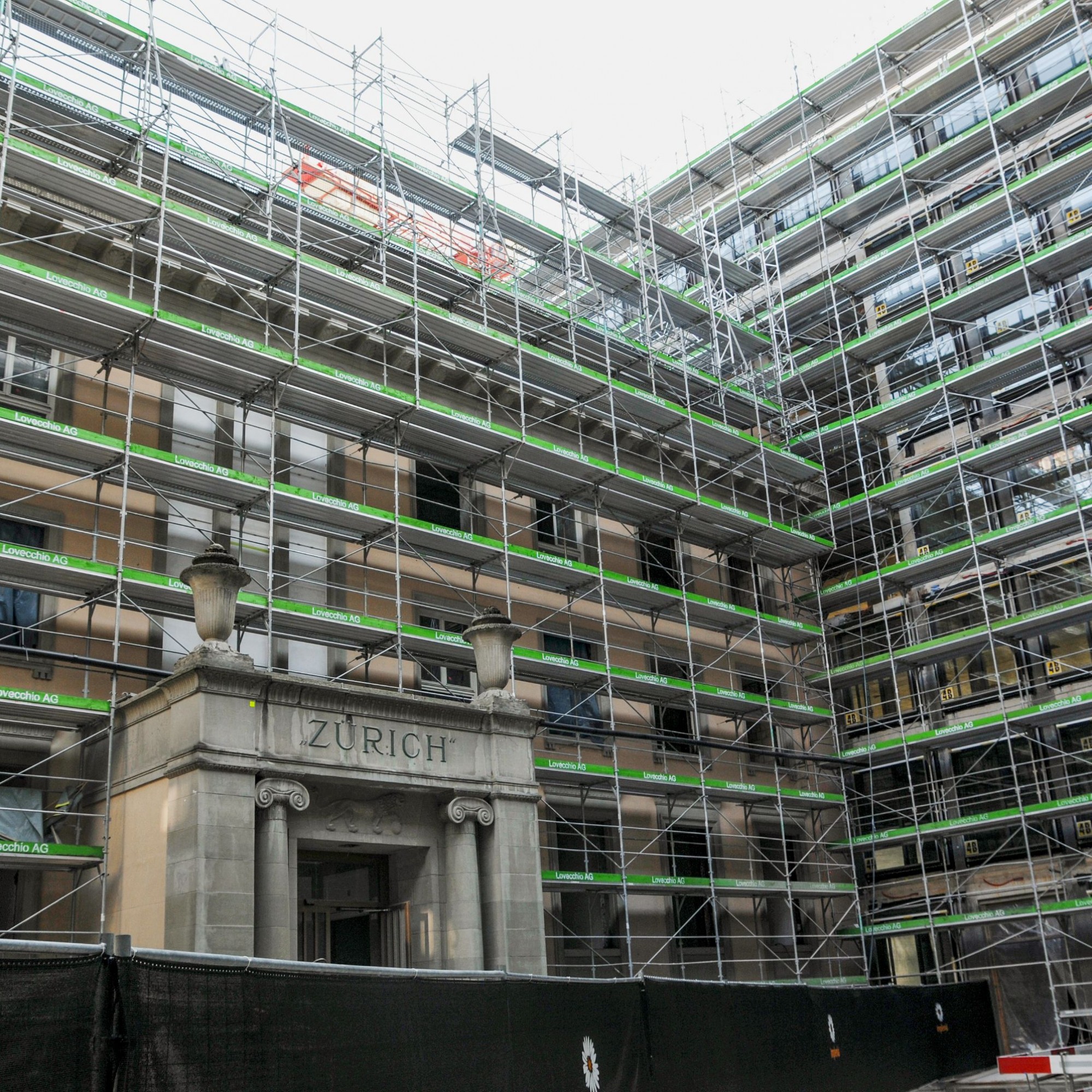 Alt neben neu: Im zentralen Verwaltungsgebäude, dessen ionische Säulen an einen Tempel erinnern, befanden sich die ersten Grossraumbüros der Stadt.