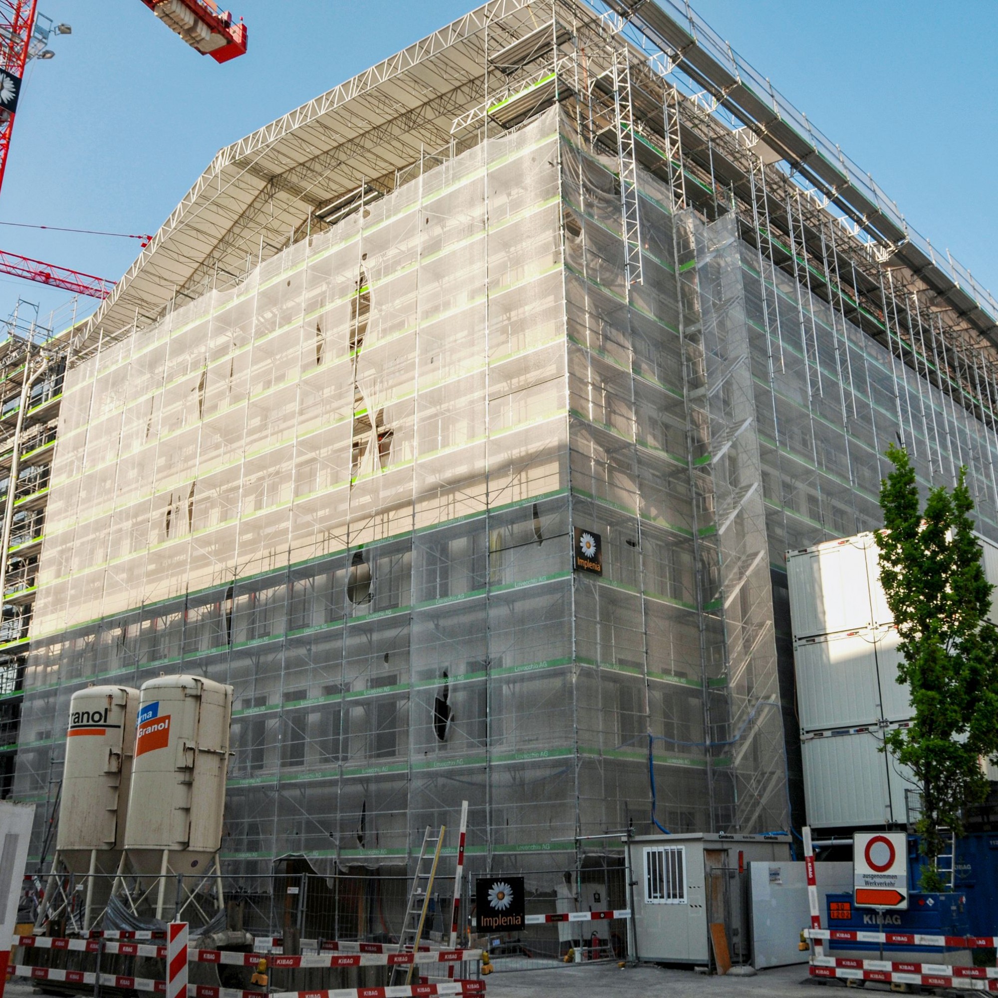 Die Rückseite der Baustelle an der Alfred-Escher-Strasse: Die Kombination aus Sanierung und Neubau, noch dazu mit den Erfordernissen von drei unterschiedlichen Nachhaltigkeits-Labels, erfordert ein Höchstmass an umsichtiger Planung, ständiger Qualitätskon