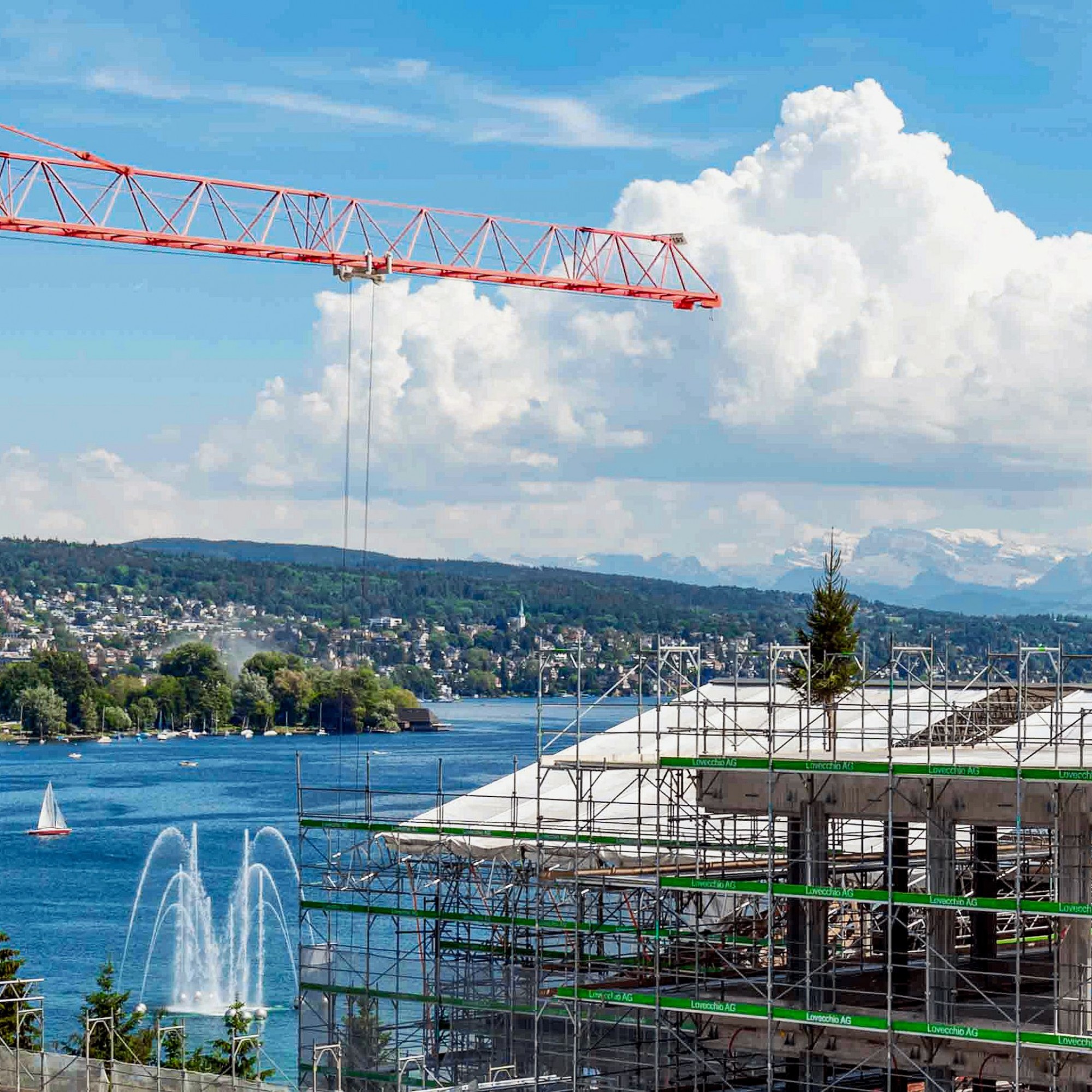 Blick auf die Alpen, die Goldküste, den Zürichsee samt Fontäne und das Tannenbäumchen vom Aufrichte-Fest: Der Hauptsitz der Zürich Versicherungs-Gesellschaft AG am Mythenquai liegt ebenso verkehrsgünstig wie idyllisch und wird in Zukunft Arbeitsplätze von