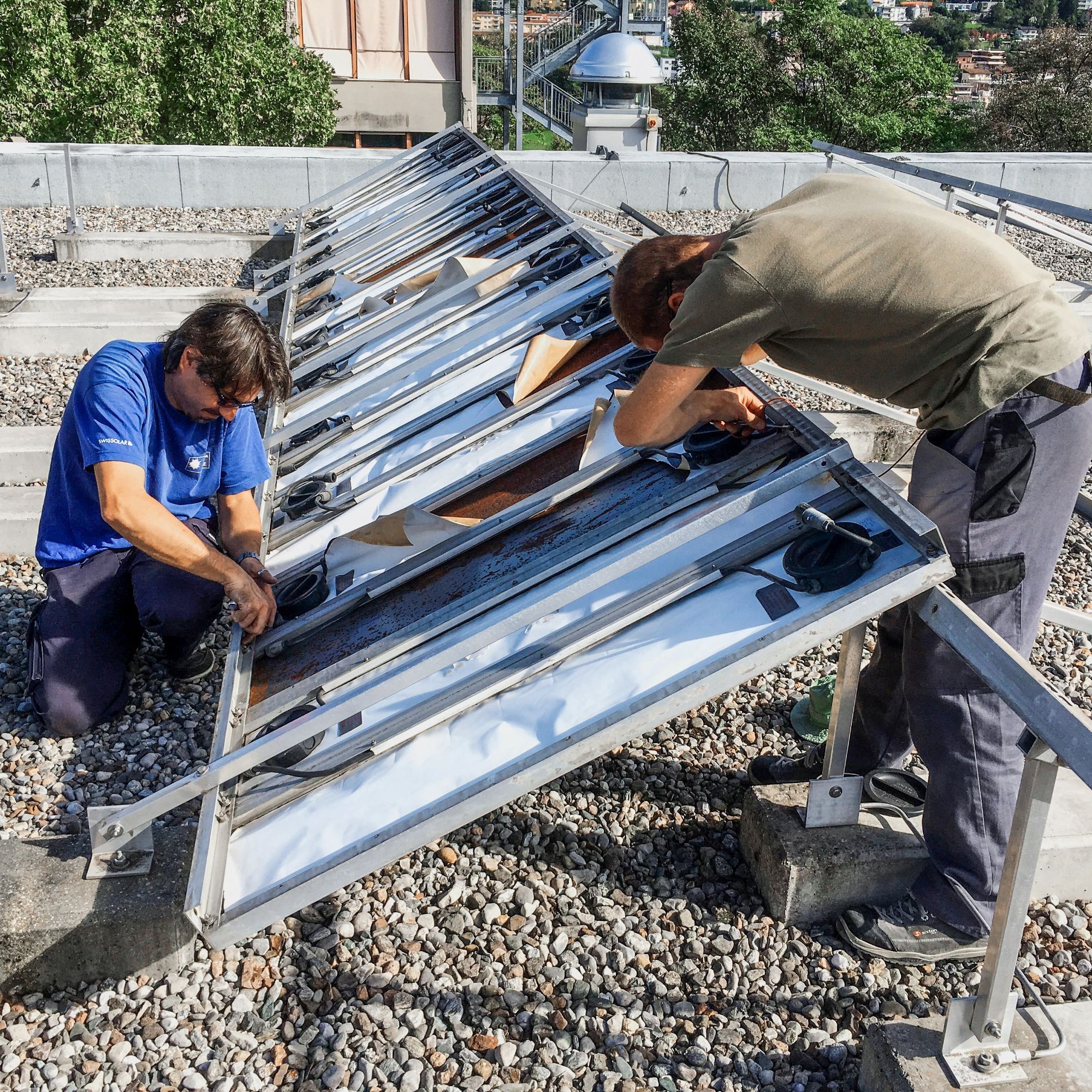 Bis 2017 stand die Photovoltaikanlage Tiso-10 auf dem Dach der Aula Magna der Fachhochschule Südschweiz in Canobbio. Dann wurde sie demontiert, damit Supsi-Forscher den Zustand der Module nach 35 Betriebsjahren untersuchen konnten.