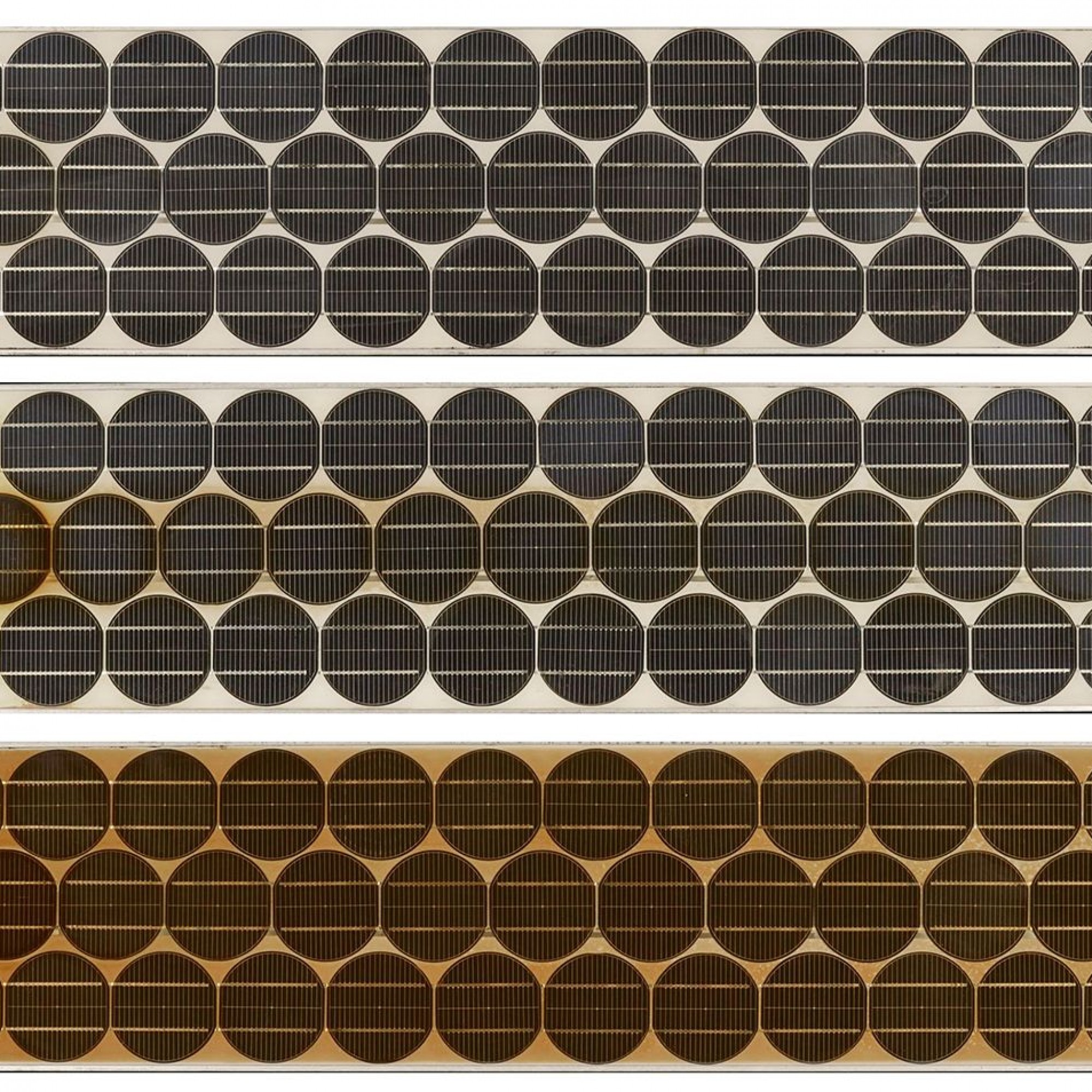 Die Module der Tiso-10-Anlage nach 35 Betriebsjahren: Das Modul oben ist gut erhalten, das Module in der Mitte leicht gebräunt und das Modul unten stark gebräunt. Die Bräunung des Verkapselungsmaterials führt zu einer deutlichen Verschlechterung der Strom