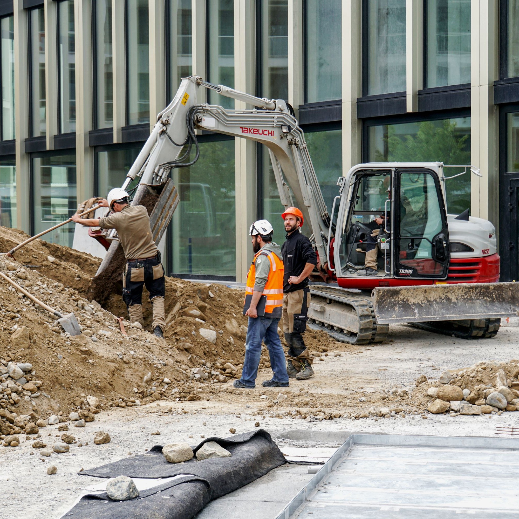 Bildungsbauten lagen für einmal leicht im Plus: Beim neuen Campus der Hochschule Luzern auf dem Suurstoffi-Areal in Risch-Rotkreuz ZG laufen bereits die Umgebungsarbeiten.