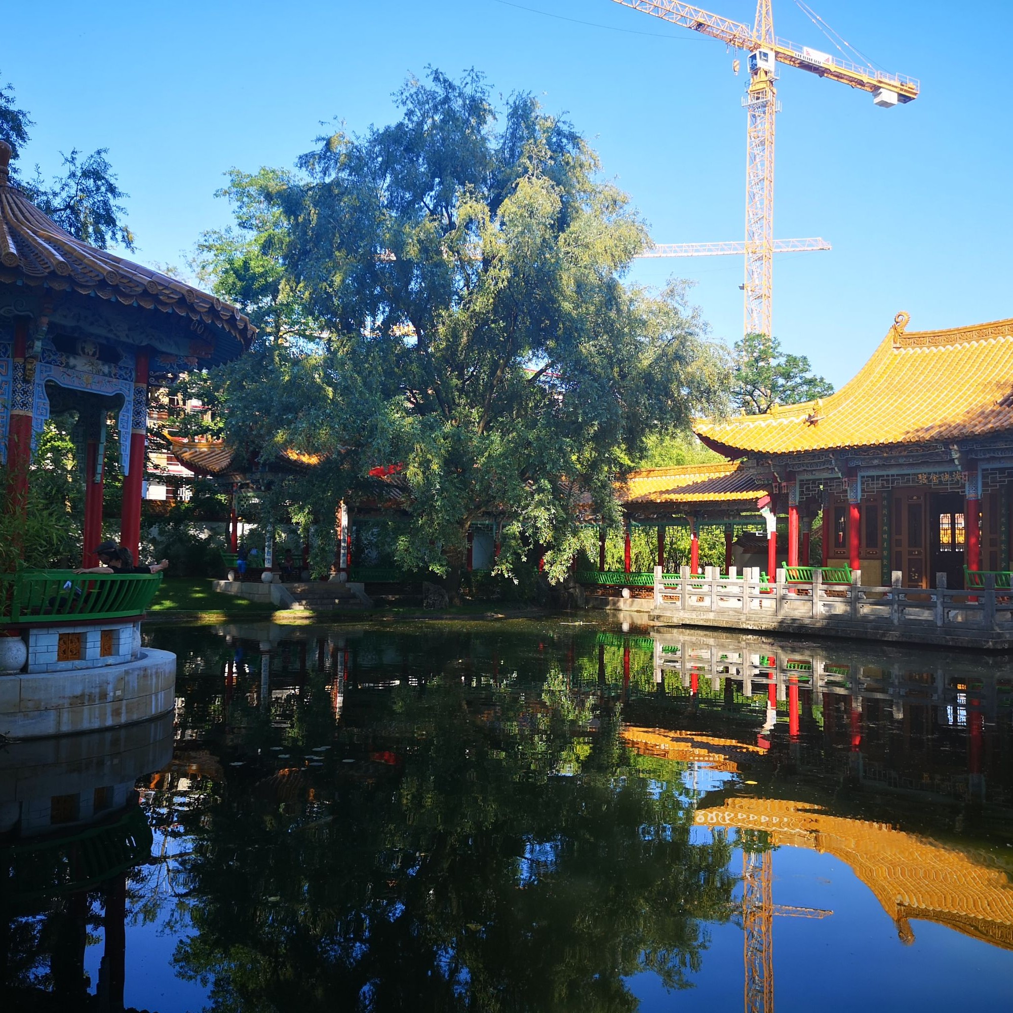 Eine Besonderheit im Chinagarten ist der zentrale Wasserpalais.