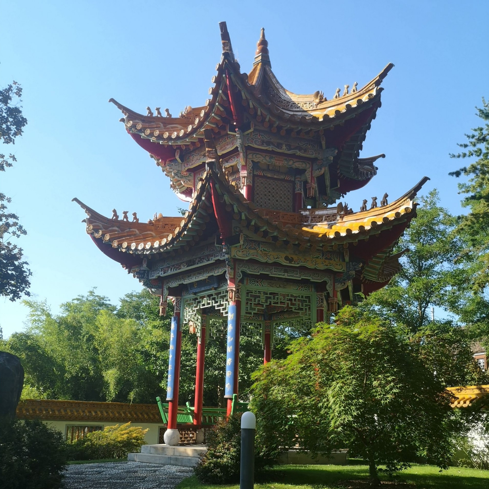 Der Sechseckpavillion ist nicht nur schön zum anzuschauen, sondern auch viele schöne Symbole, die ihn schmücken. In der Innenseite kann man verschiedene Glücksbringer und Landschaftsbilder bestaunen.