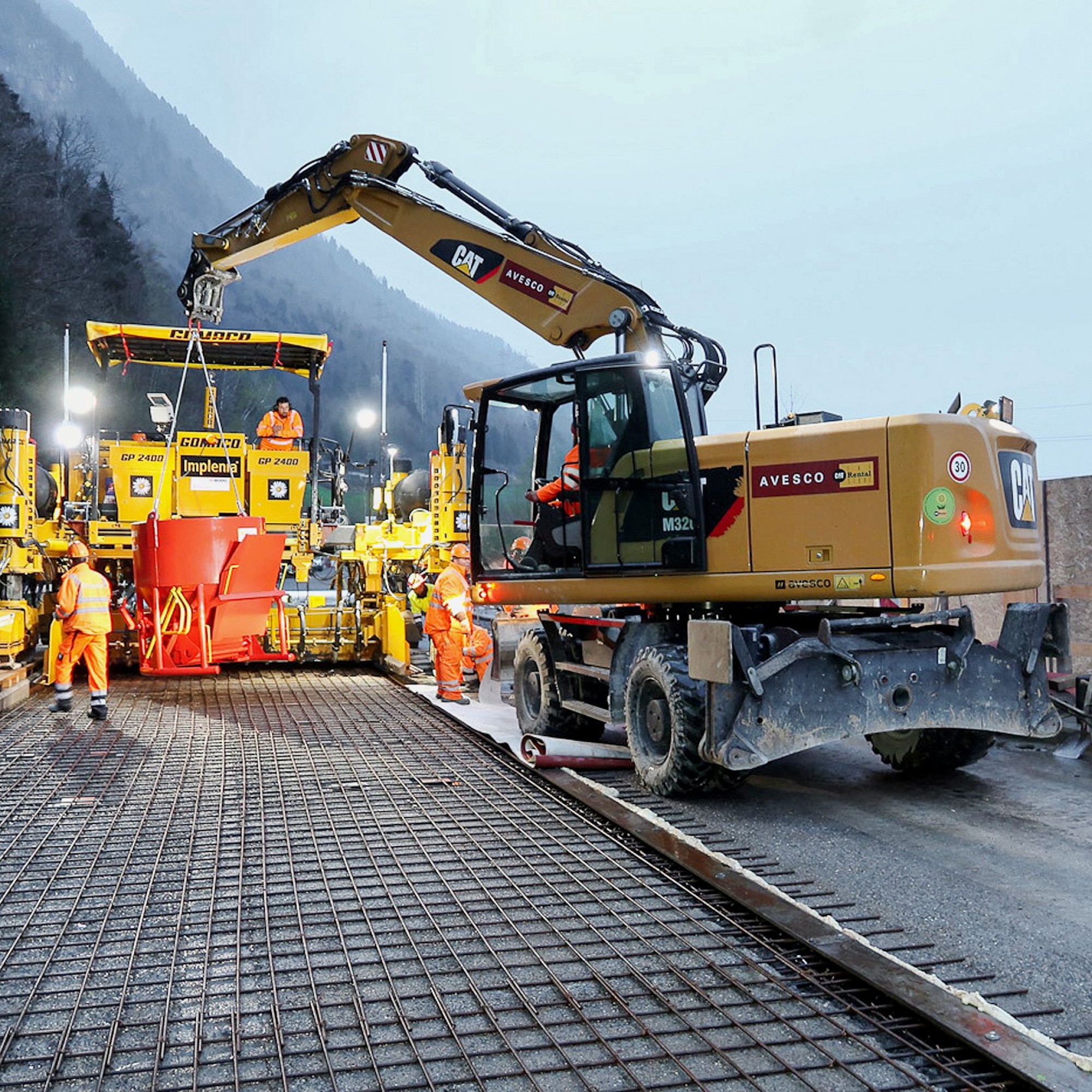 Einbau des UHFB aus dem Betonkübel: Das Material muss rasch vor Ort transportiert und eingebracht werden. Der eigens eingeflogene Gleitschalungsfertiger verteilt das kostspielige Material auf den Millimeter genau. 