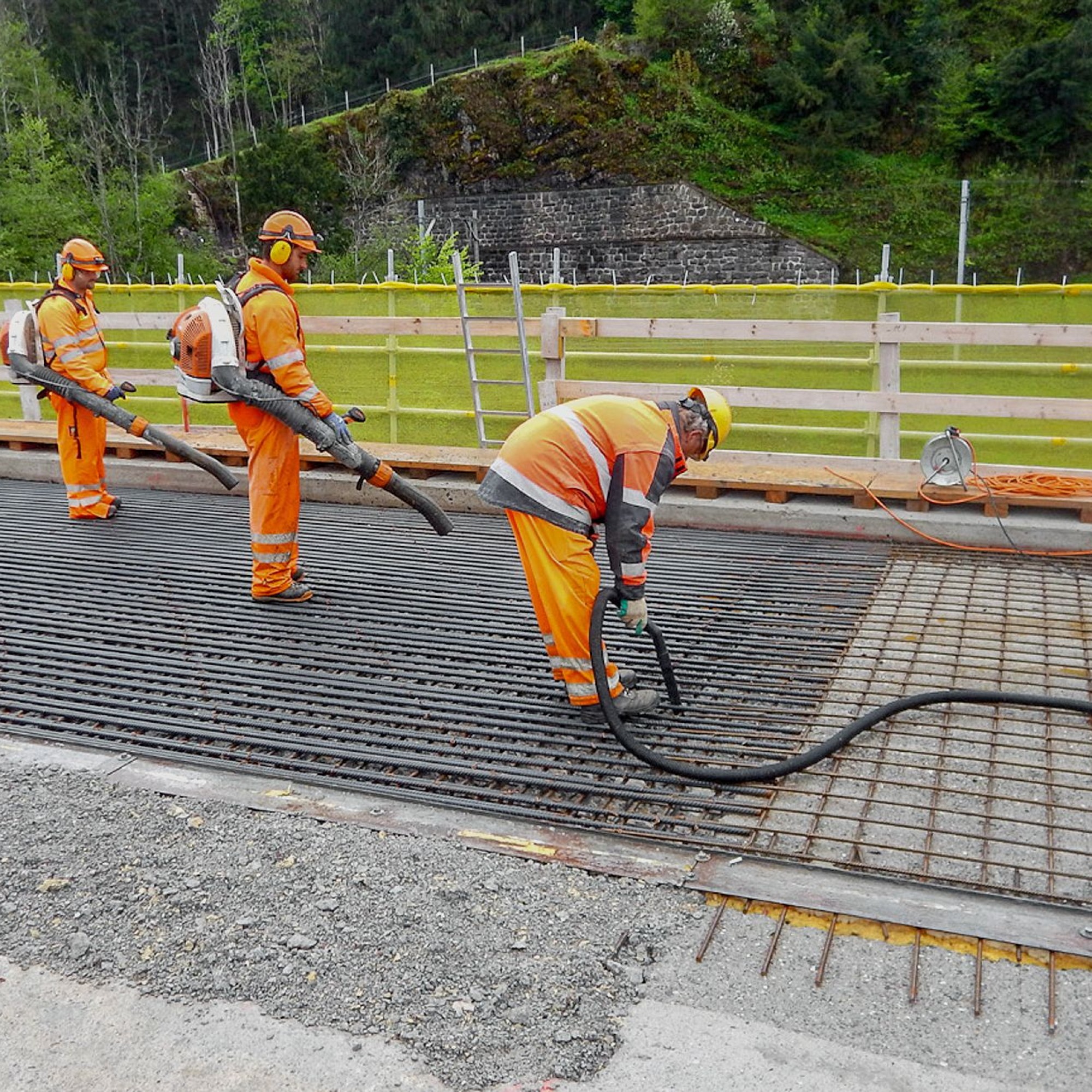 Vor dem Einbringen des UHFB: Das Wasser, womit die Betonplatte angefeuchtet wurde, muss restlos entfernt werden.