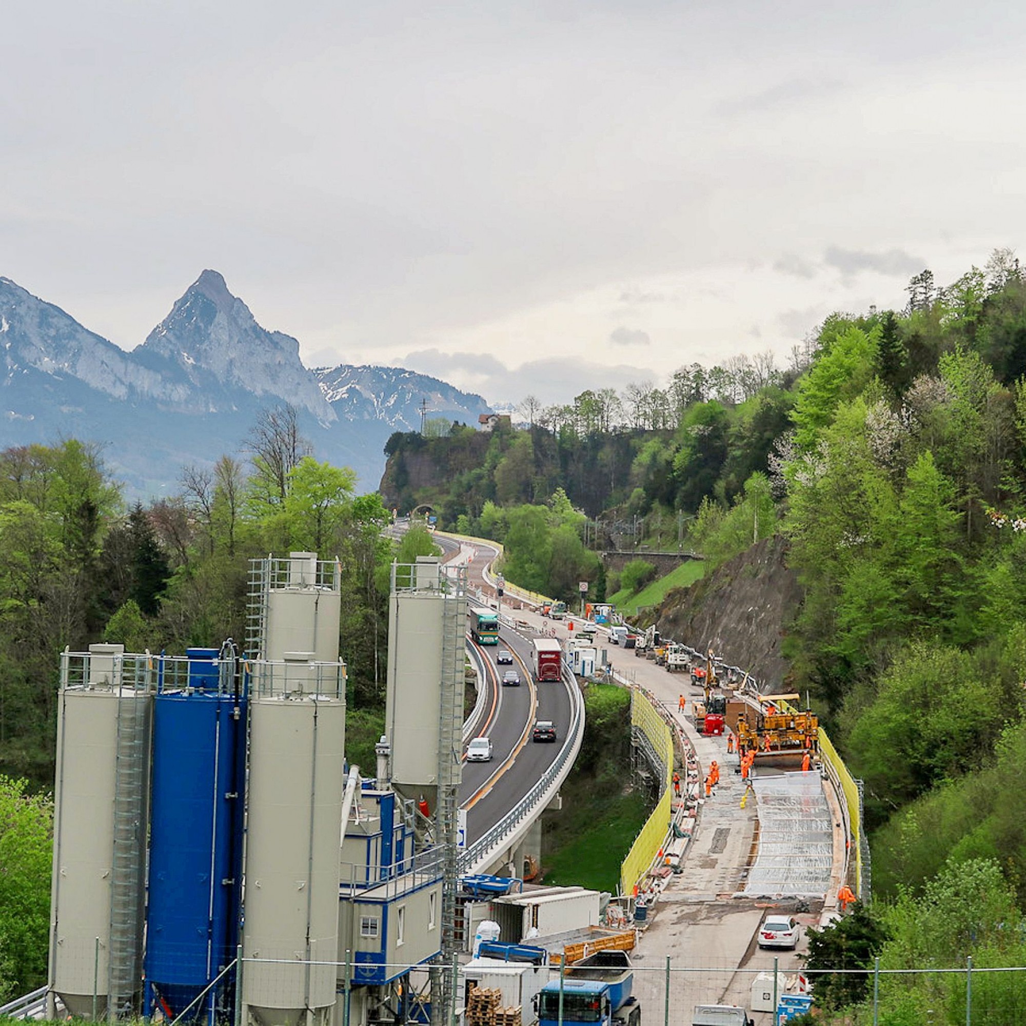 Notwendige Instandsetzung nach rund 45 Jahren: Die Sanierung der Zwillingsbrücken erfolgt unter Sperrung der einen Brückenhälfte, während der Verkehr in beiden Richtungen über die andere geleitet wird.