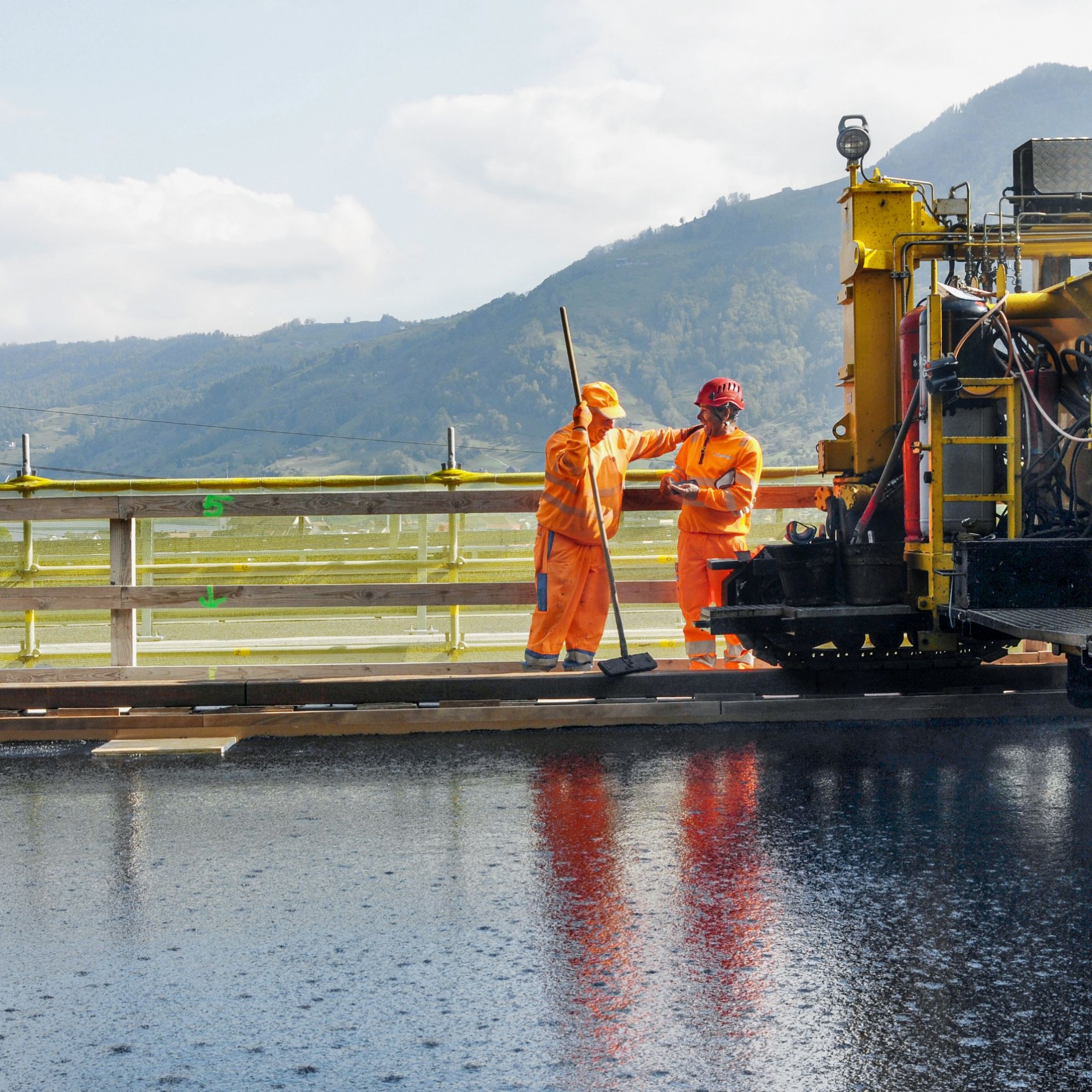 Asphaltieren auf der A4 bei bestem Sommerwetter und mit Blick auf den Zugersee: In der Schweiz sind die Schönwetterphasen für eine herkömmliche Brückensanierungen eigentlich viel zu kurz.