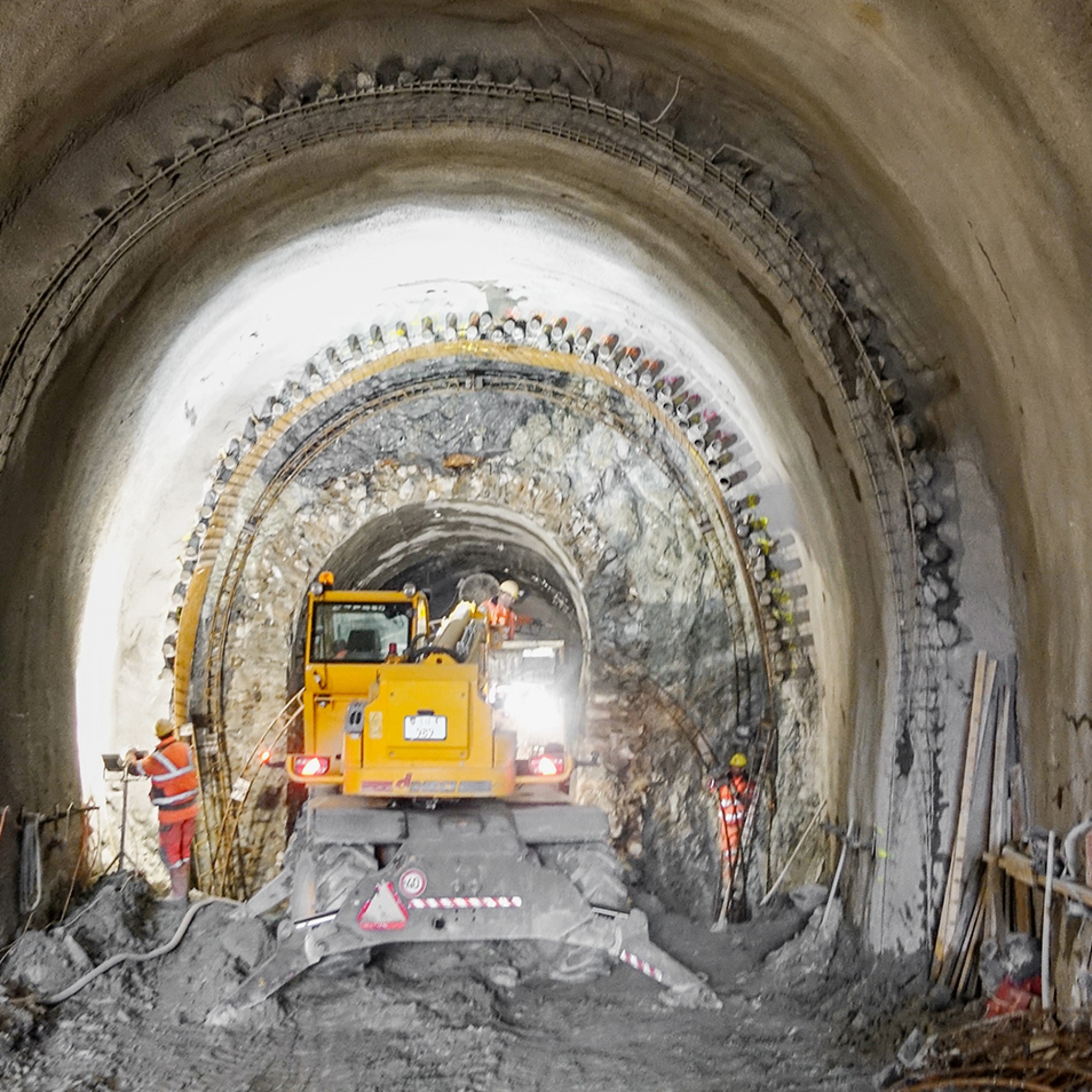 Der 172 Meter lange Giarsuntunnel wird komplett erneuert. Für die ersten 110 Meter ist ein zweischaliges, hufeisenförmiges Normalprofil vorgesehen, dessen Innenschale alle zehn Meter durch Fugen getrennt ist. 