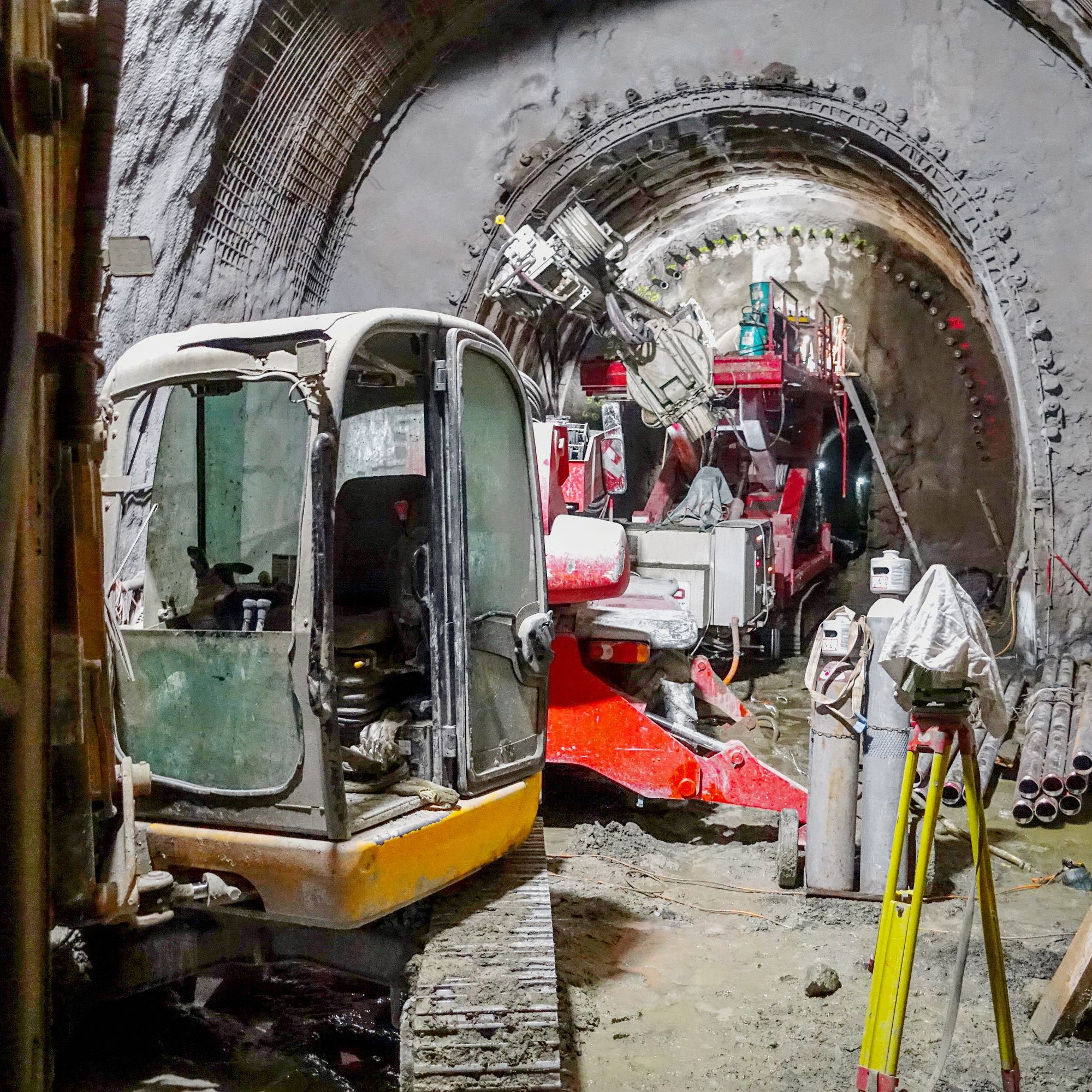 Ab dem Portal Seite Guarda wird im Magnacuntunnel auf einer Länge von 250 Metern ebenfalls ein zweischaliges, hufeisenförmiges Normalprofil eingebracht. Dafür muss der Tunnel erweitert werden. 