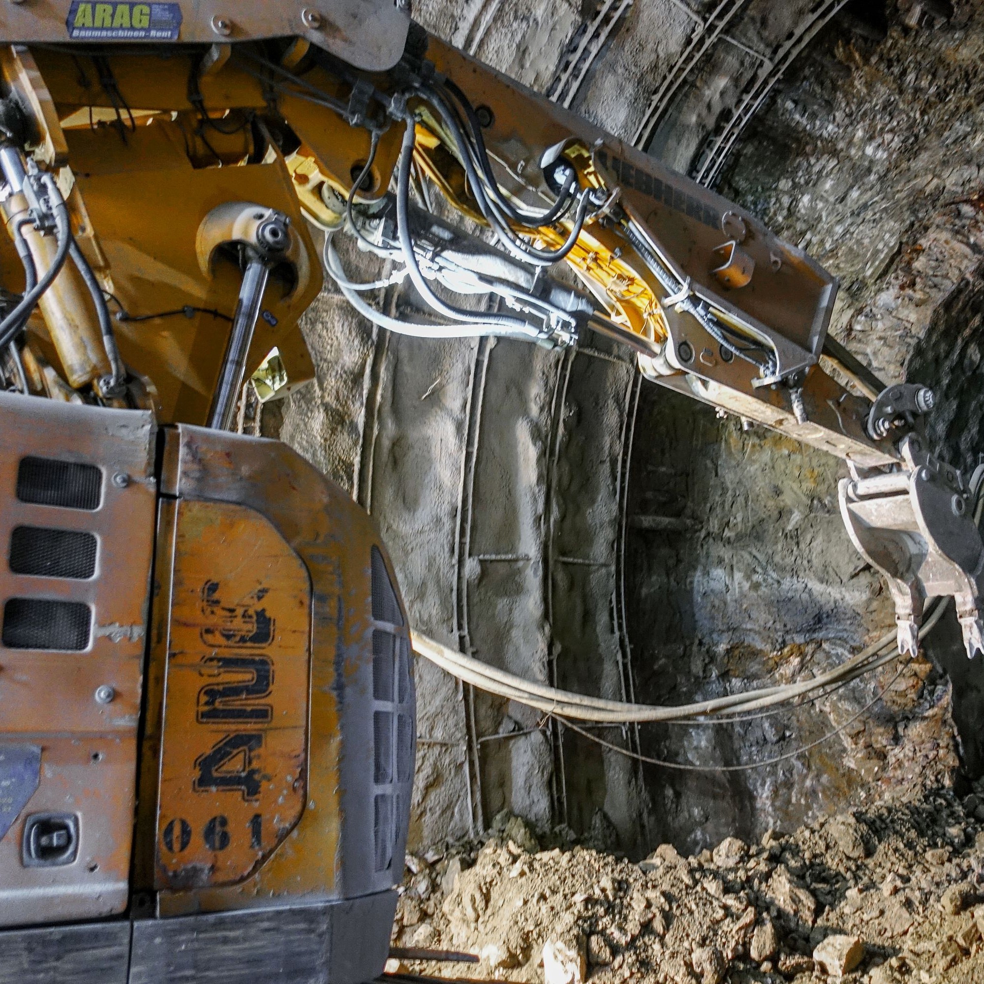 Nach der Erweiterung des Tunnelprofils mittels Abbruch wird mit einem Rohrschirm gesichert...