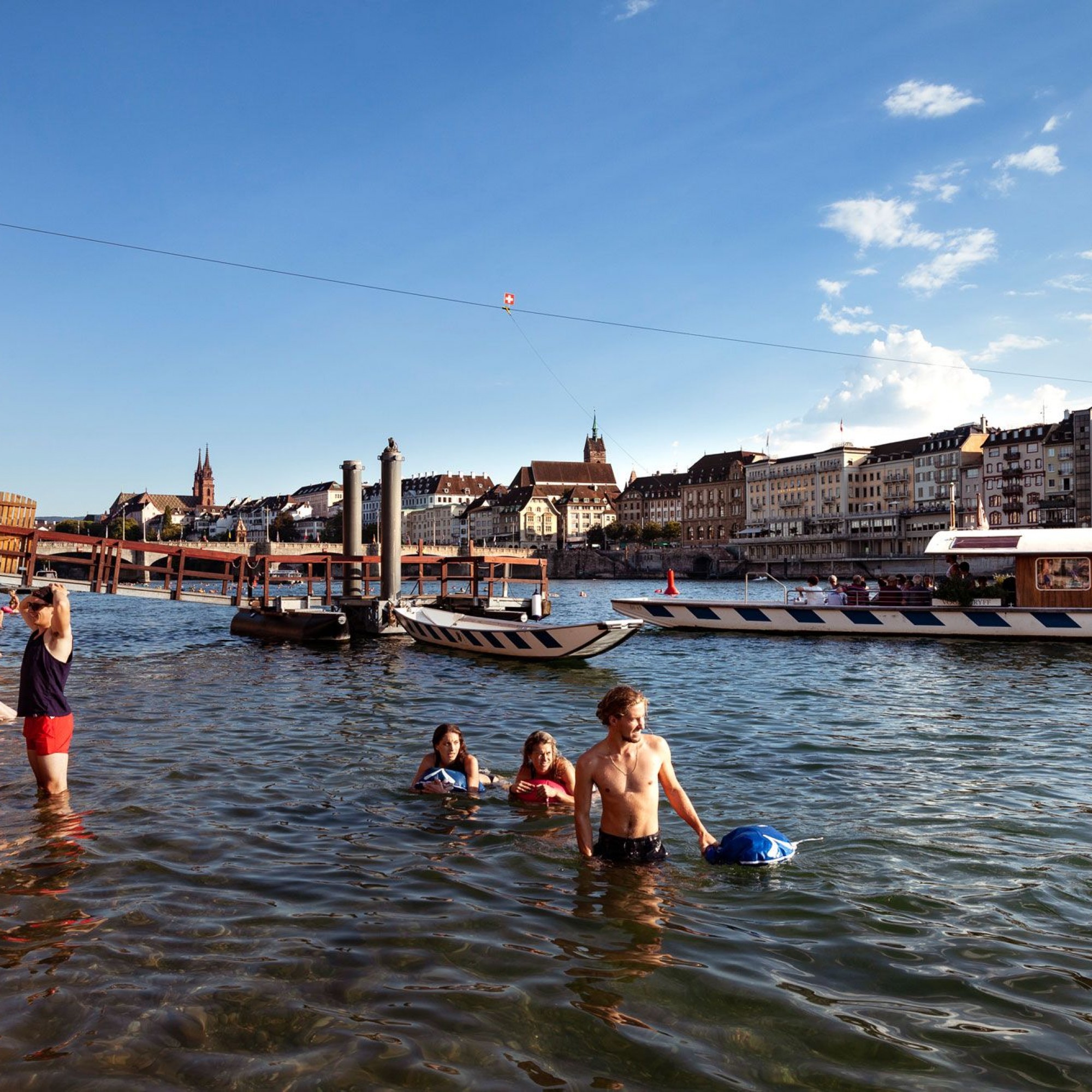 Flussbaden in Basel.