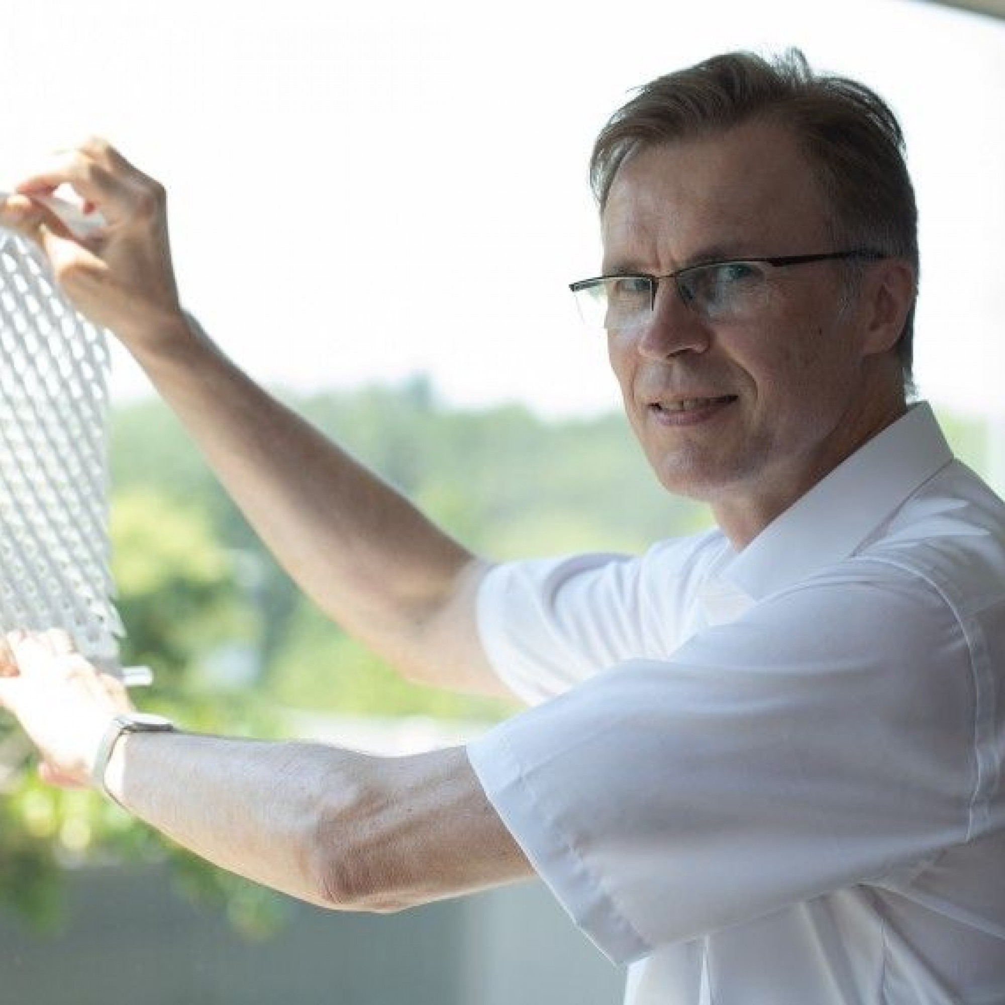 Professor Stefan Schäfer, Leiter des Instituts für Konstruktives Gestalten und Baukonstruktion, demonstriert mit dem Prototypen, wie der Sonnenschutz funktioniert.
