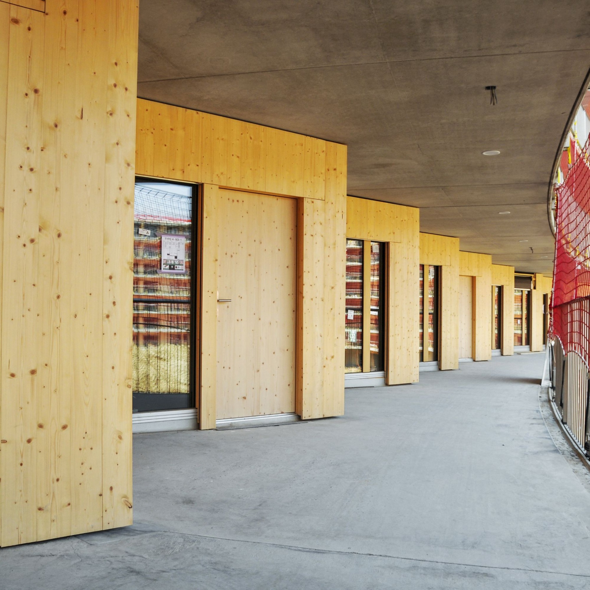 Schlichte Gestaltung: Fichtenholz und Beton bilden die Oberflächen der Räumlichkeiten. Im Aussenbereich ist der Boden mit Kunstharz beschichtet, innen erhalten die Gipswände ein Glasgewebe und die Betonflächen einen staubverhindernden Anstrich.