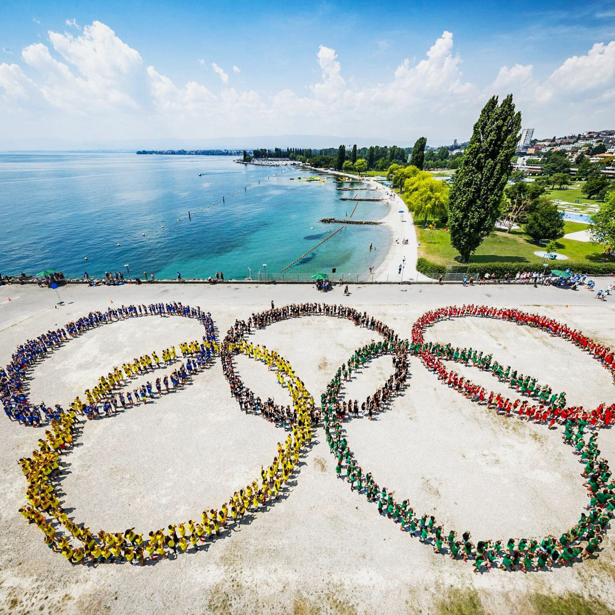 Die Olympischen Ringe als Menschenketten am Ufer des Lac Léman: Lausanne erhielt den Zuschlag als Austragungsort für die dritten Olympischen Jugendspiele vom 10. bis 22. Januar 2020.