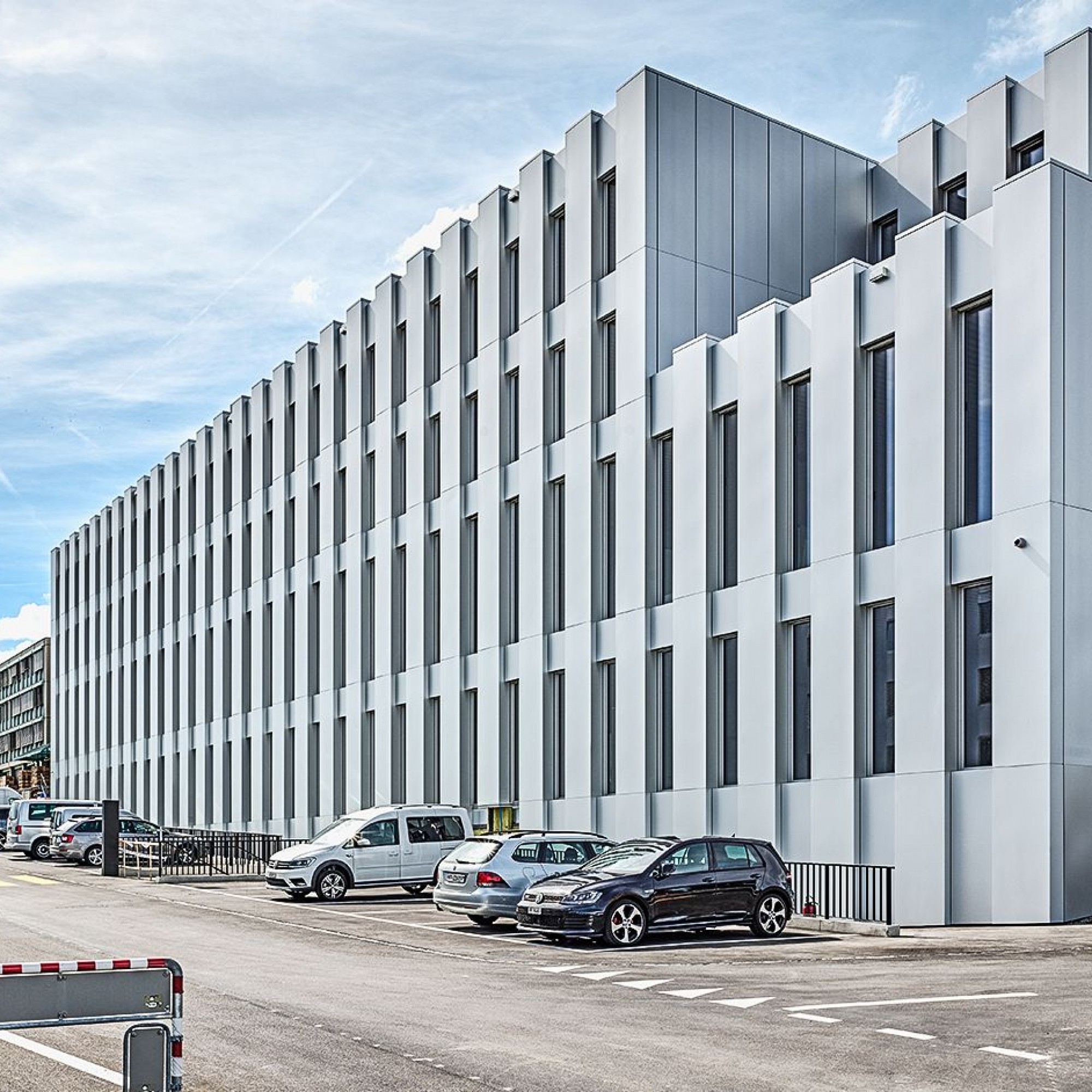 Auf den ersten Blick ist das neue Gebäude der Freiburger Kantonspolizei nicht als Holzbau erkennbar.