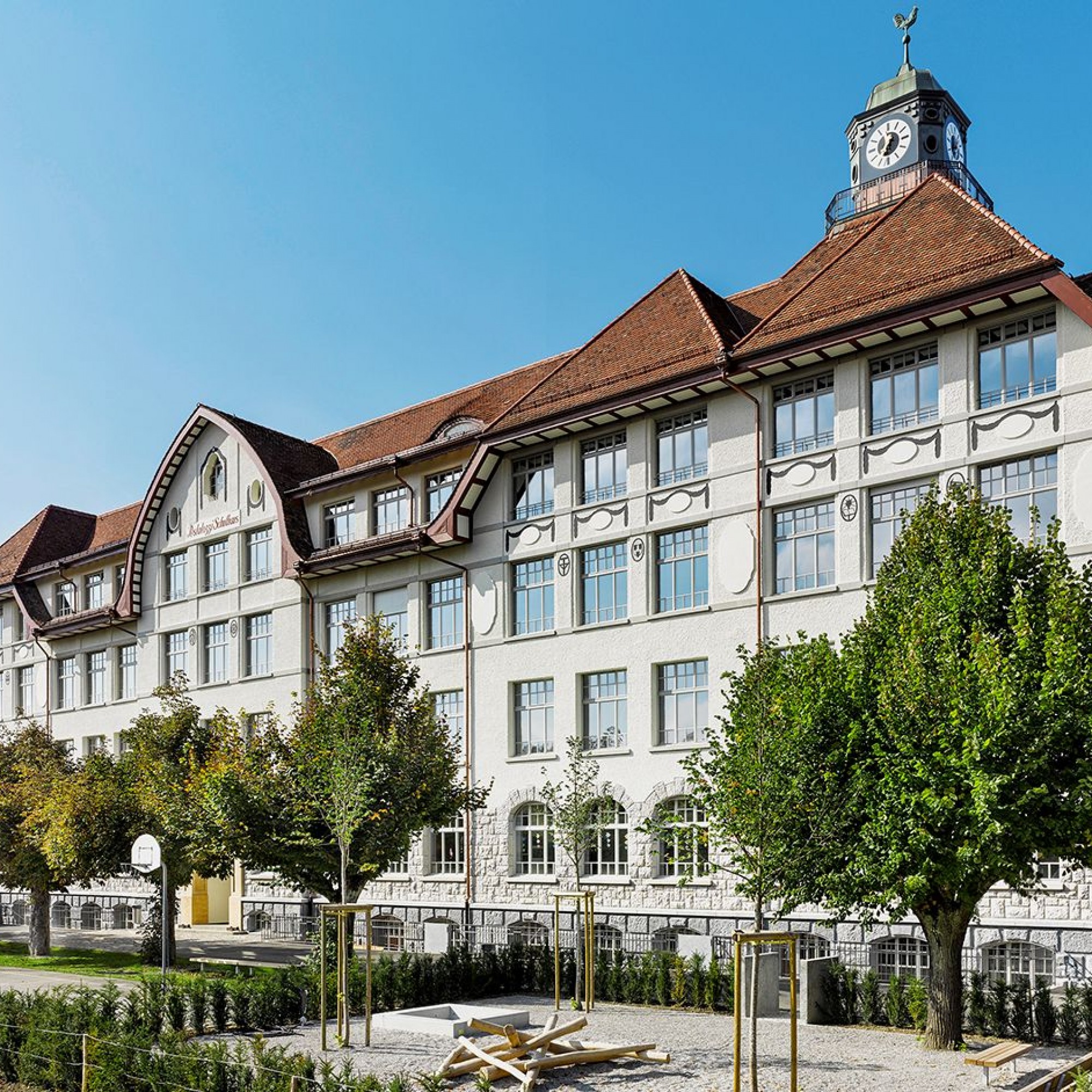 Das Schulhaus Pestalozzi in Thun: Bei der Totalsanierung wurde das historische Erscheinungsbild des Gebäudes erhalten.