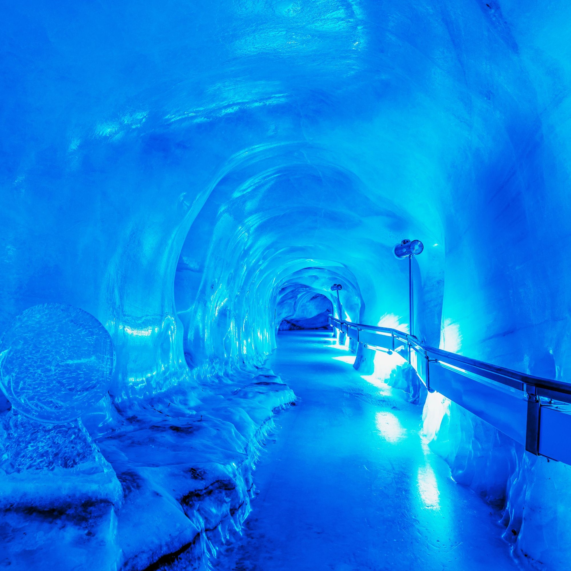 Ein frostiger Sommerausflug ins uralte Eis? 