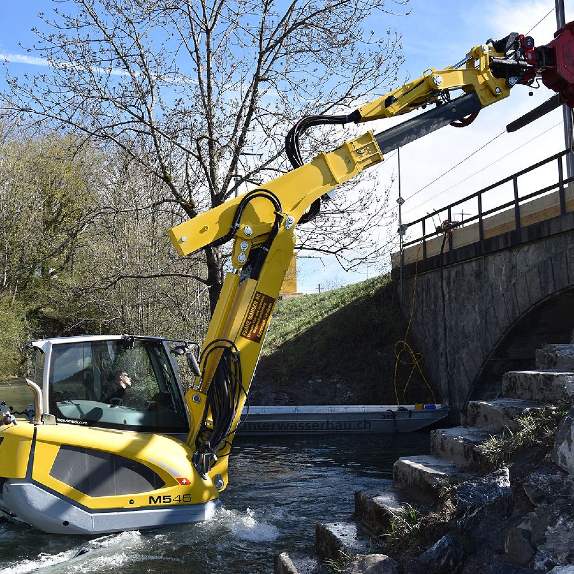 «Menzi Muck M545» ist ein Schreitbagger, der seine aussergewöhnlichen Fähigkeiten dem innovativen Hightech-Chassis und dem patentierten Baggerarm verdankt. Die Räder und Füsse des Allrounders passen sich dem Gelände an. Möglich wird das durch die sensorge