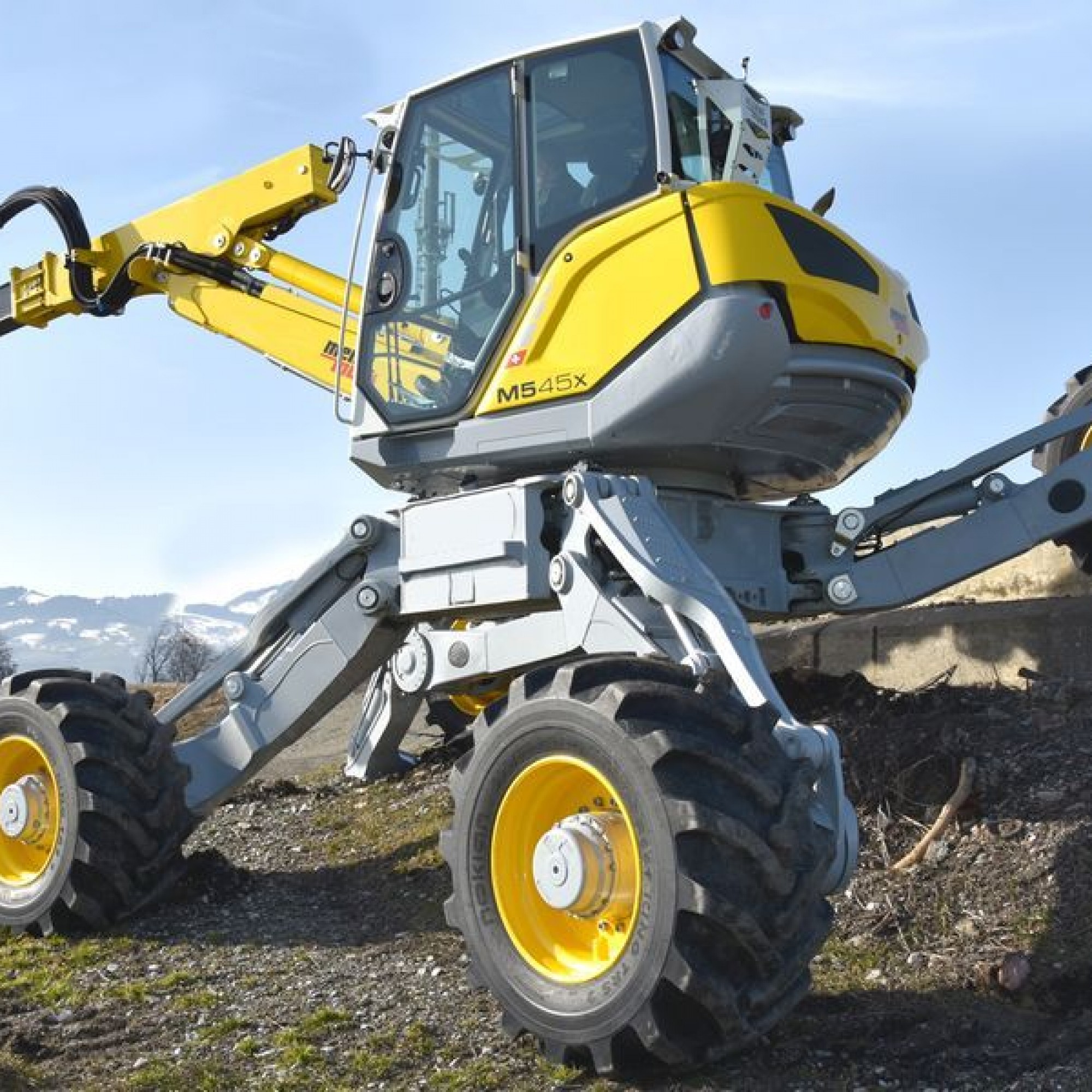 Der «Menzi Muck M545x» ist ein Schreitbagger mit einem 155 PS-Motor. Das System P-Vation zur Parallelabstützung der Räder ermöglicht eine gleichzeitige Einstellung der Stabilisatoren in horizontaler und vertikaler Richtung. Darüber hinaus zeichnet sich de