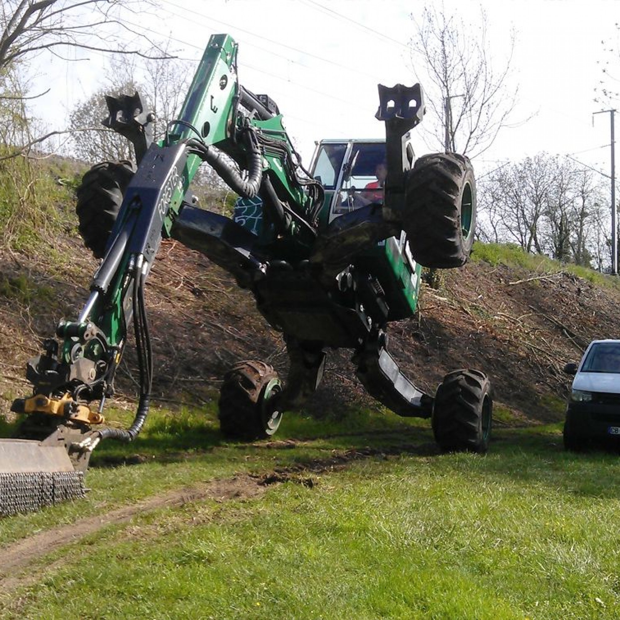 Der «Euromach R145 Big Foot Forester» ist der leistungsstärkste Schreitbagger der Welt. Dank der enormen Leistung (266 PS) und der Möglichkeit, bis zu drei Verstellpumpen (eine jeweils für den Antrieb, für den Arm und für das Anbaugerät) zu montieren, ist