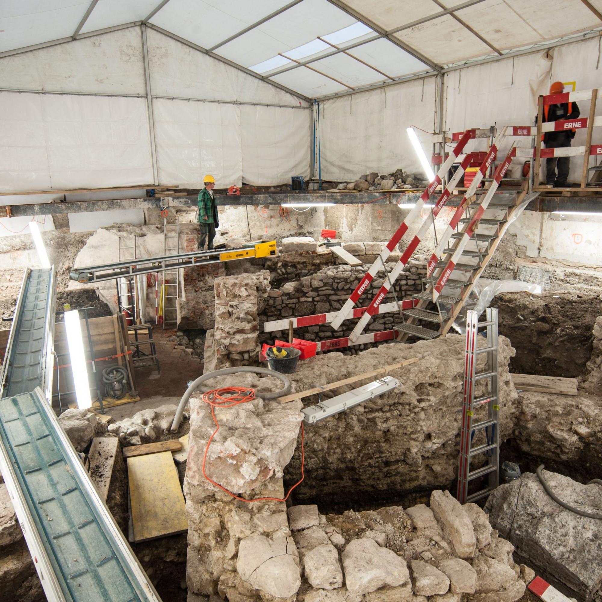 Übersicht über die Ausgrabung an der Spiegelgasse mit den spätmittelalterlichen Mauerfundamenten, die in der Zwischenzeit grösstenteils abgebaut wurden.