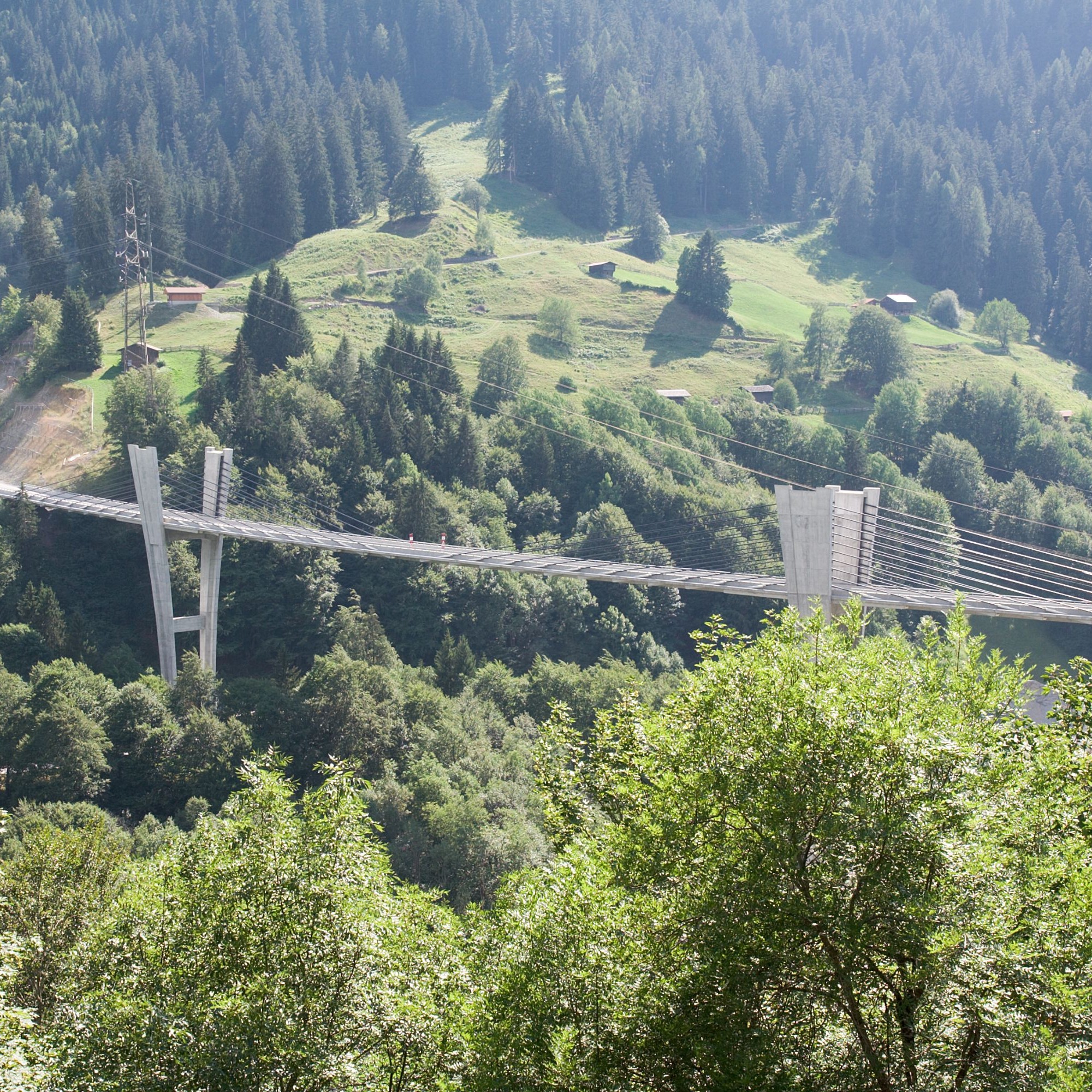 Eine Aufnahme von 2006 zeigt die Sunnibergbrücke zwischen Serneus und Klosters Dorf mit dem Südportal des Gotschnatunnels im Hintergrund. 