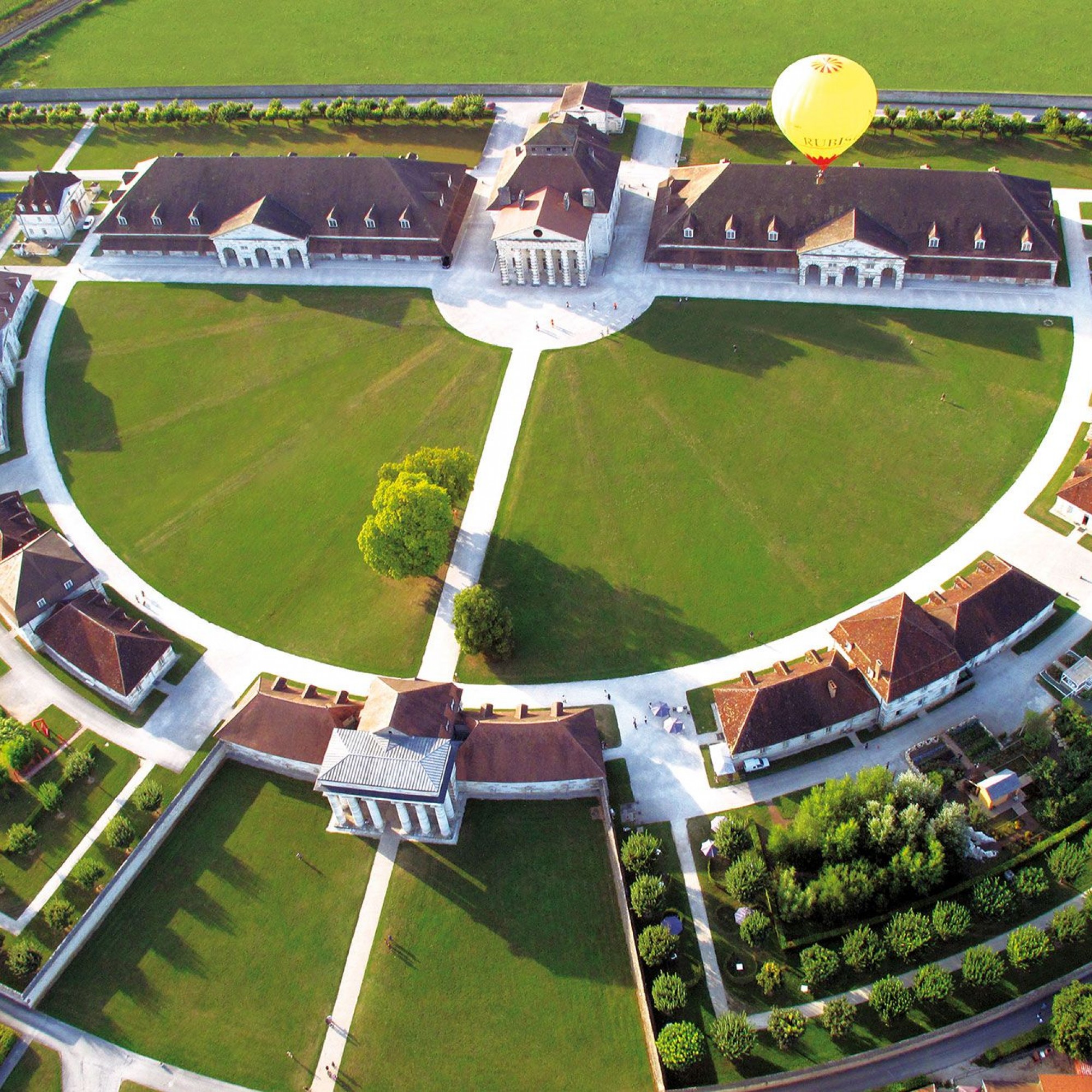 Streng symmetrische Architekturkunst: die «Königliche Saline» von Arc-et-Senans in der französischen Franche-Comté.