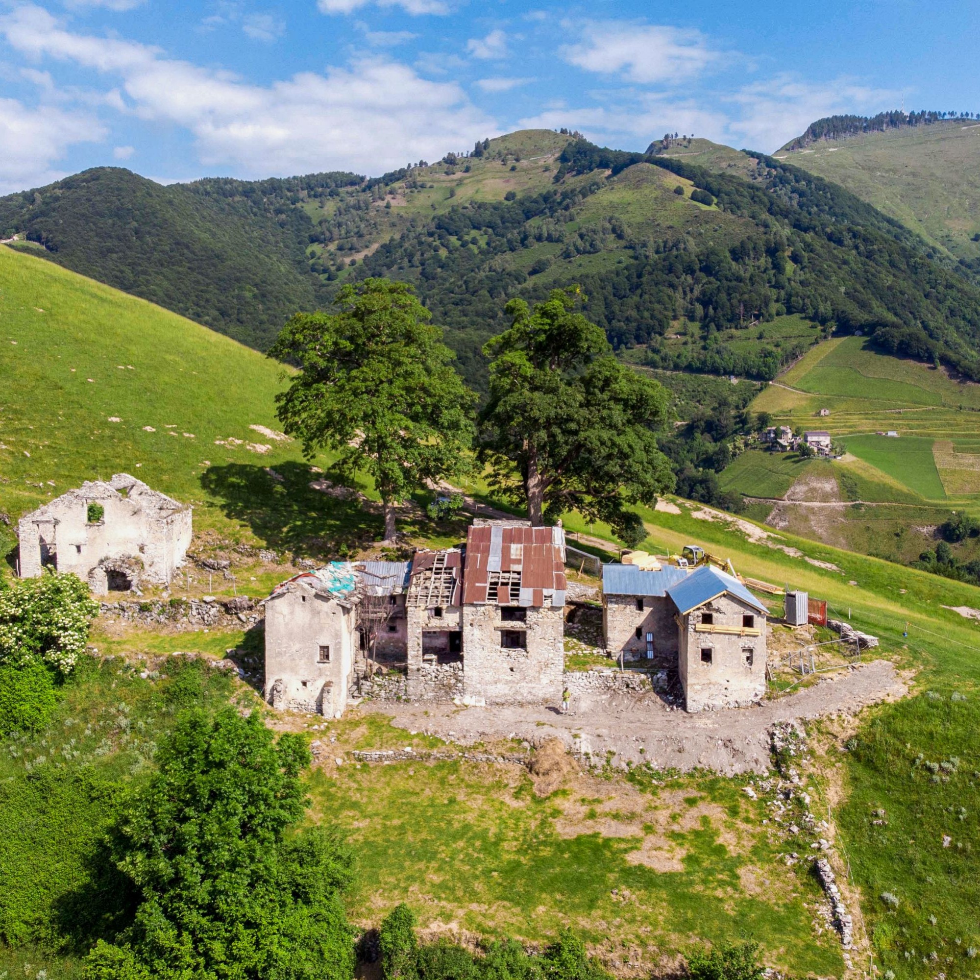 Das Landgut im lombardischen Stil besteht aus drei gemauerten, zweistöckigen Gebäuden in L-Form.