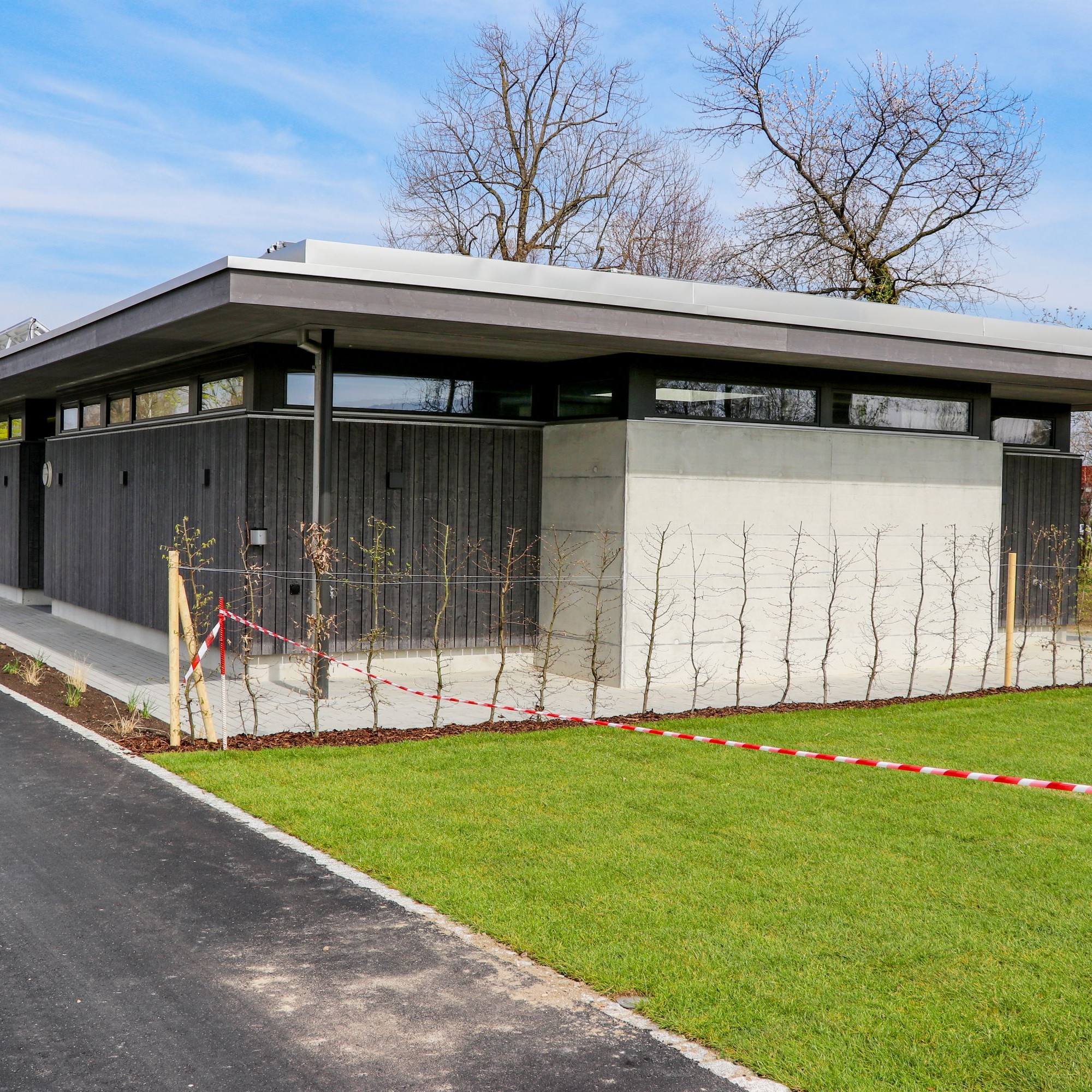 Der fast sakral wirkende Pavillon steht direkt beim Chogebach.