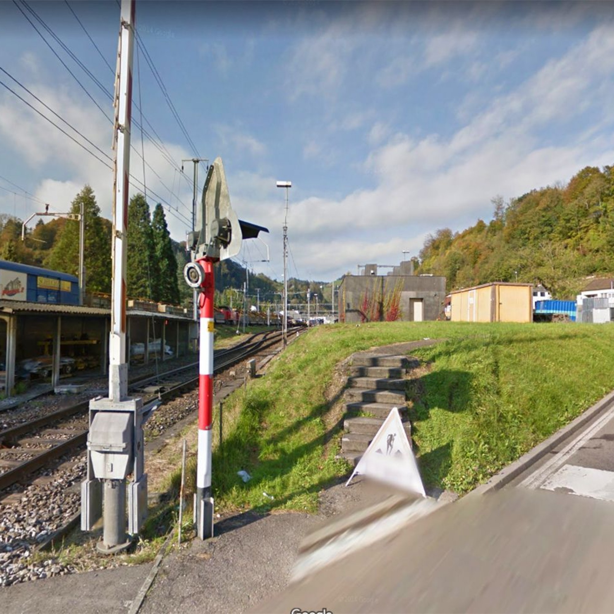 Die Kantonsstrasse vom Bahnübergang Hackenrüti (im Bild) am Dorfeingang bis zum Bahnhof Wolhusen ist in einem schlechten Zustand. Laut Luzerner Regierungsrat ist auch die Verkehrssicherheit insgesamt ungenügend.  