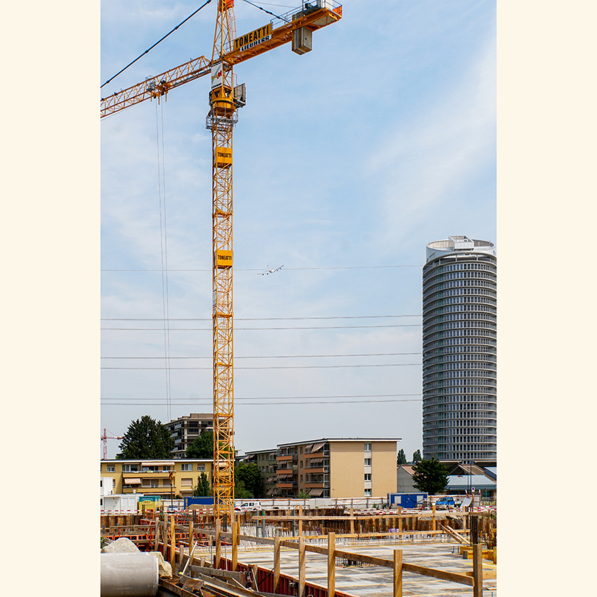 Der Jabee Tower beim Bahnhof Stettbach ist Teil des Hochhausgürtels der Flughafenregion. Die Gemeinde Dübendorf gehört zum Wirtschaftsnetzwerk «Flughafenregion Zürich», das auch Standortentwicklung betreibt. Die Wachstumsprogosen für die gesamte Region bi