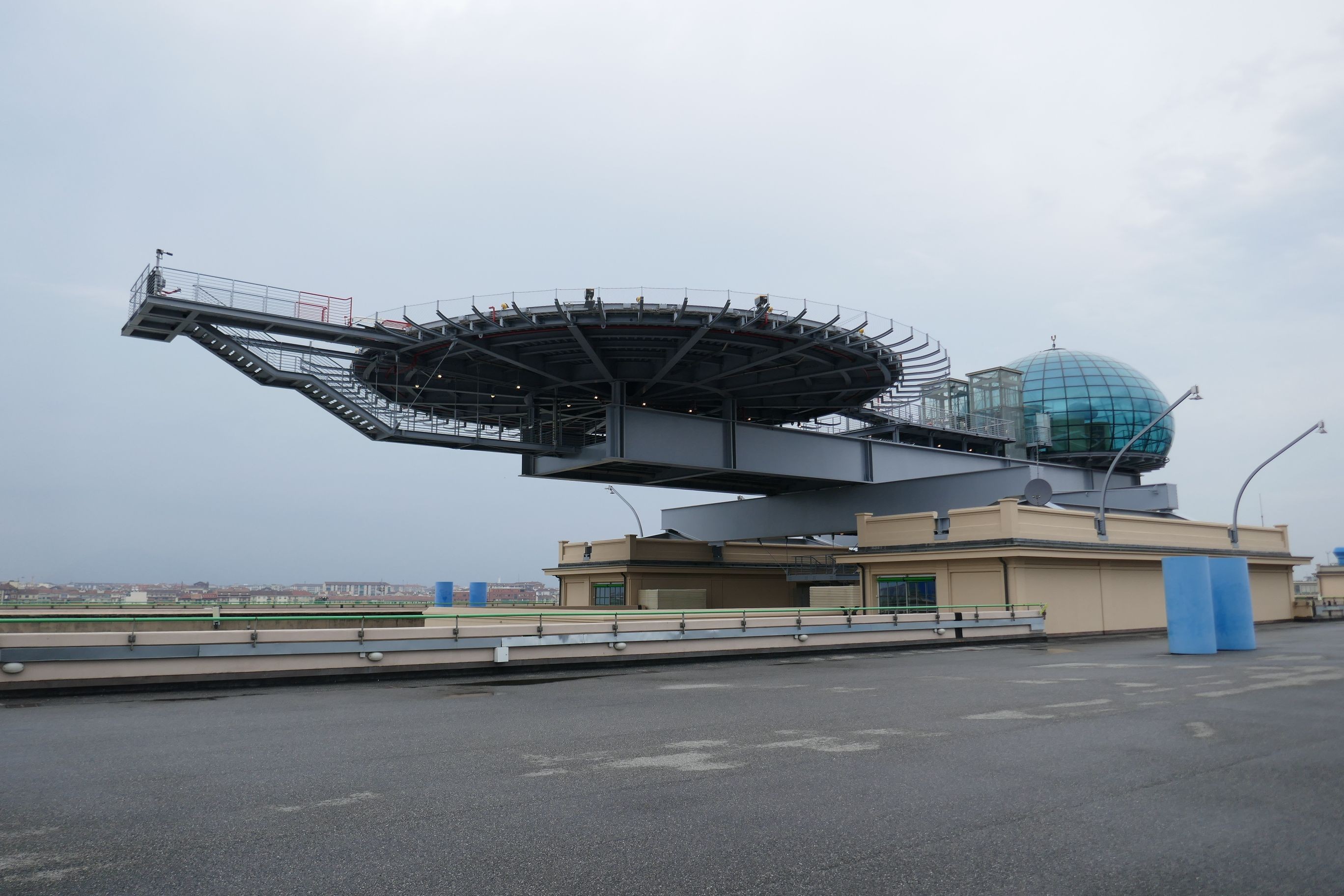 Der Helikopterlandeplatz mit Direktzugang zum runden, gläsernen Konferenzraum auf dem Dach wurde von Architekt Renzo Piano nachträglich dem Fabrikgebäude aufgesetzt.