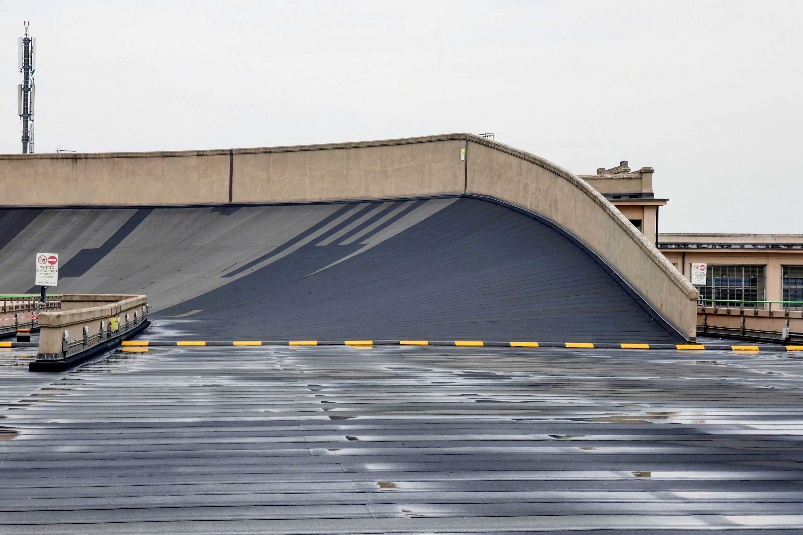 Eine Steilkurve der einen Kilometer langen Teststrecke auf dem Dach des Lingotto.