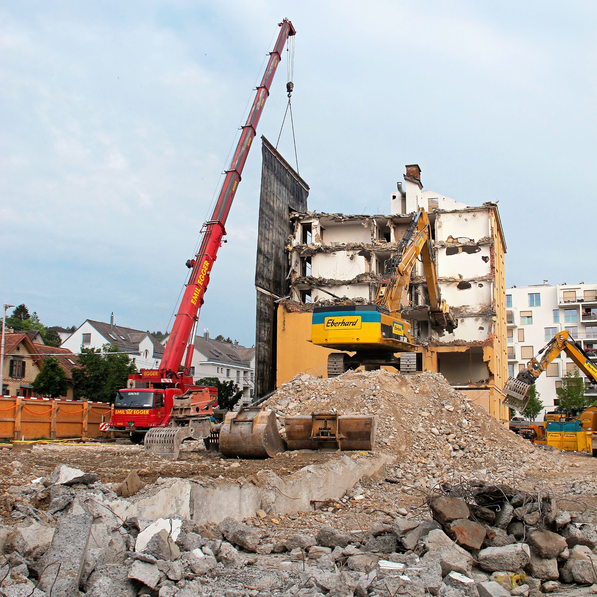 Die bauliche Verdichtung mit mehr Wohnungen auf gleicher Fläche führt auch zu einer Erneuerung des Gebäudebestands (Bild: Wehntalerstrasse Zürich).