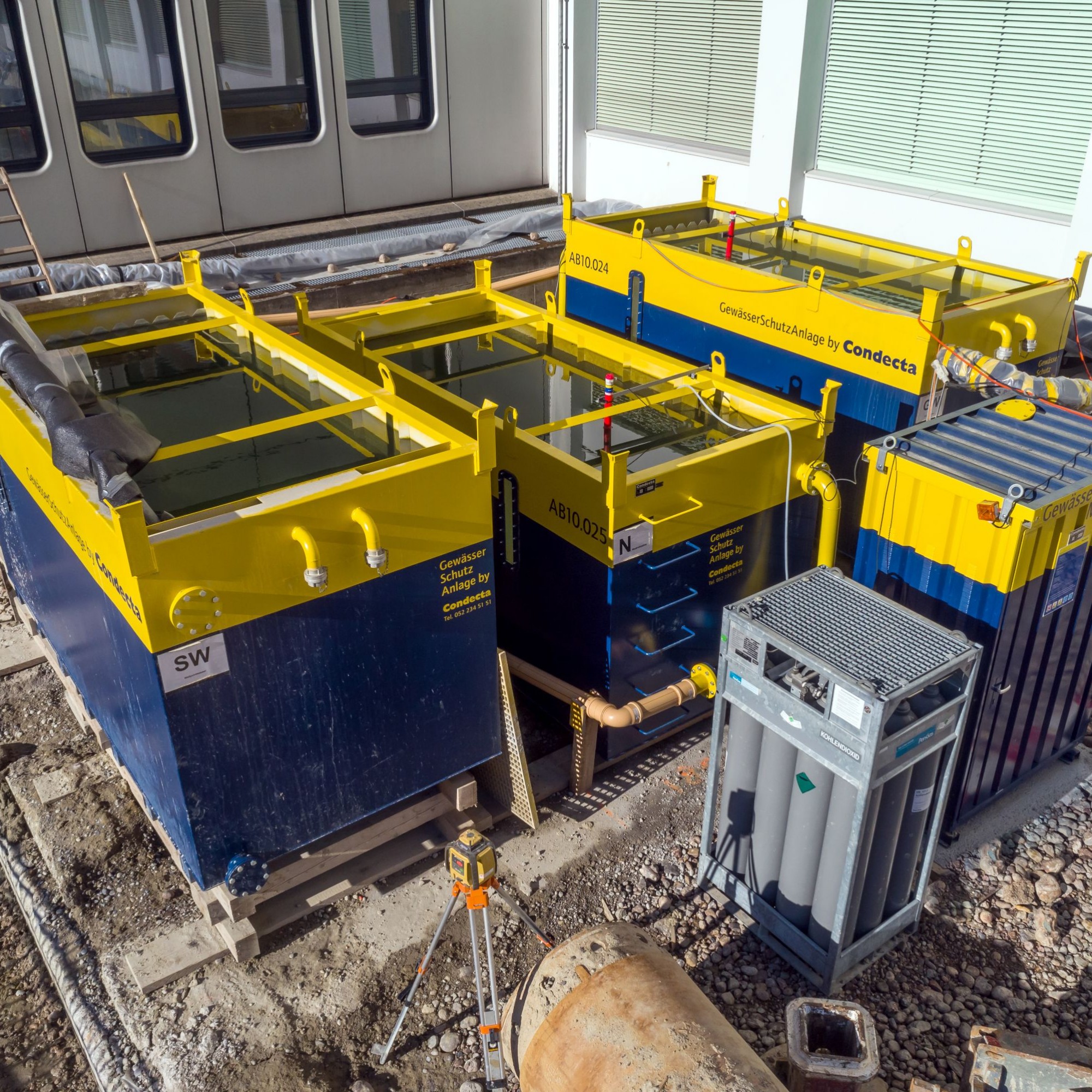 Die Anlage auf der St. Galler Baustelle in der Übersicht. Von links nach rechts sind zu sehen: ASB-10-Becken für Baustellenwasser, ASN-10-Becken zur Neutralisation mit Kohlen- dioxid und schliesslich noch ein Becken des Modells ASB-10 für die Grundwasser-