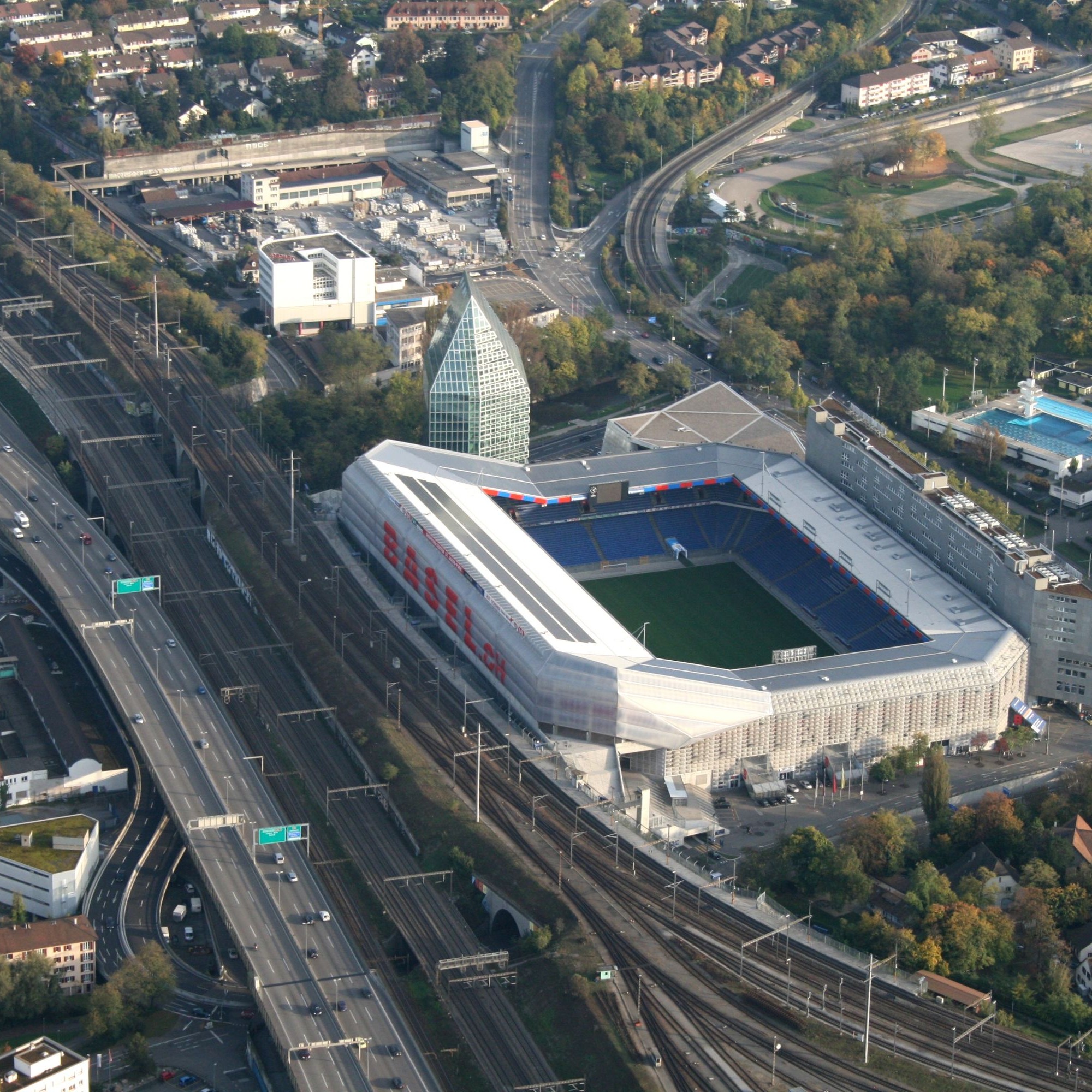 Altersresidenz für Fussballfans: In Basel wurde das Tertianum an den St. Jakob-Park angebaut (rechts).