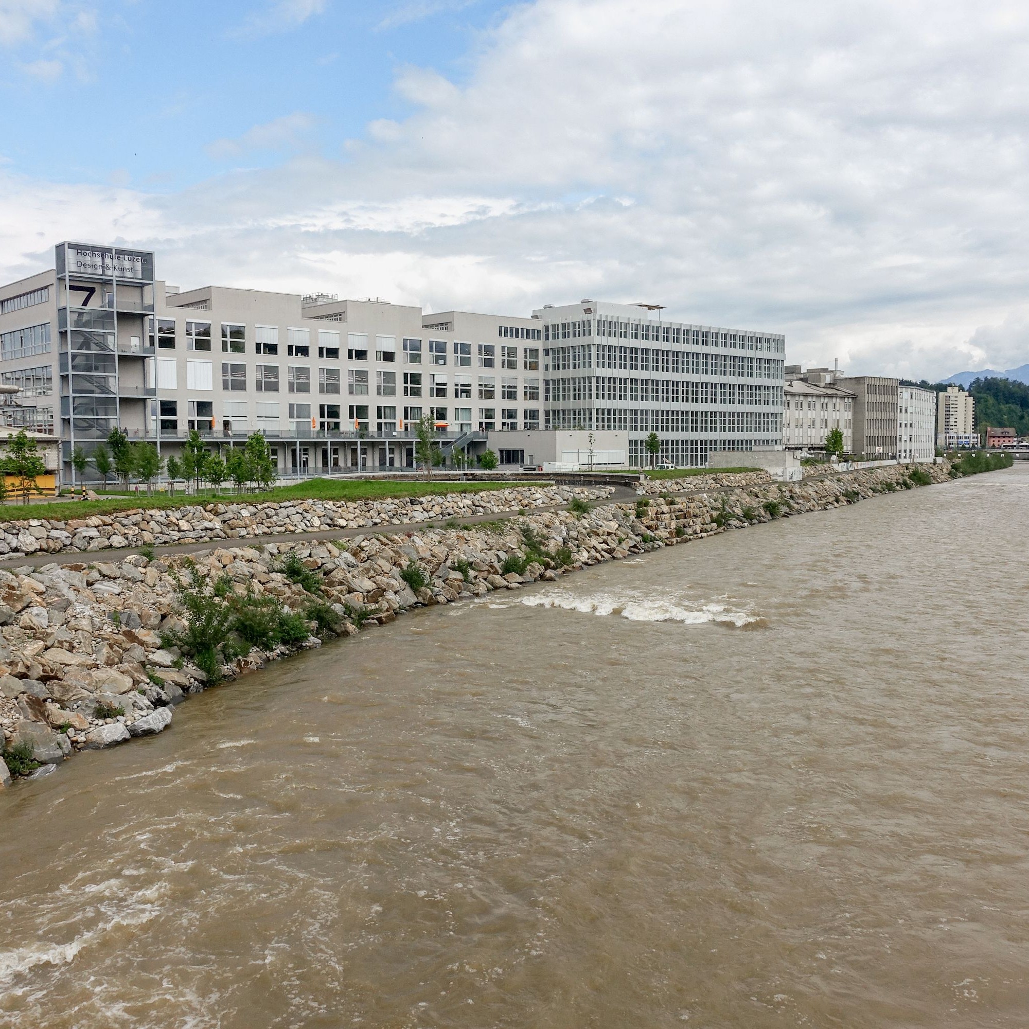 Die Viscosistadt besitzt eine prägnante Uferfront. Sie wird durch den neu errichteten Anbau mit seiner Aluminiumfassade aufgewertet.