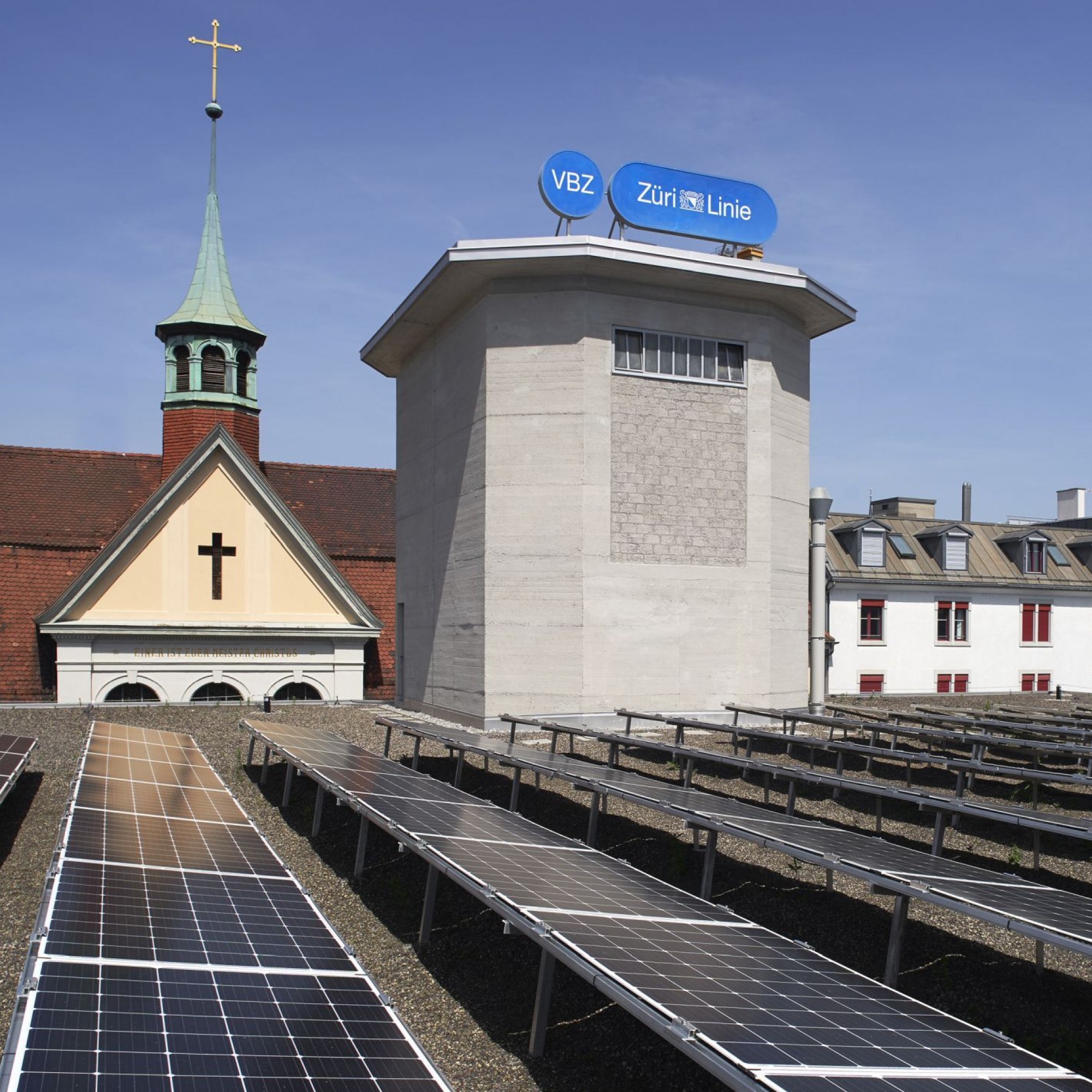 Photovoltaikanlage und Sandsilo.