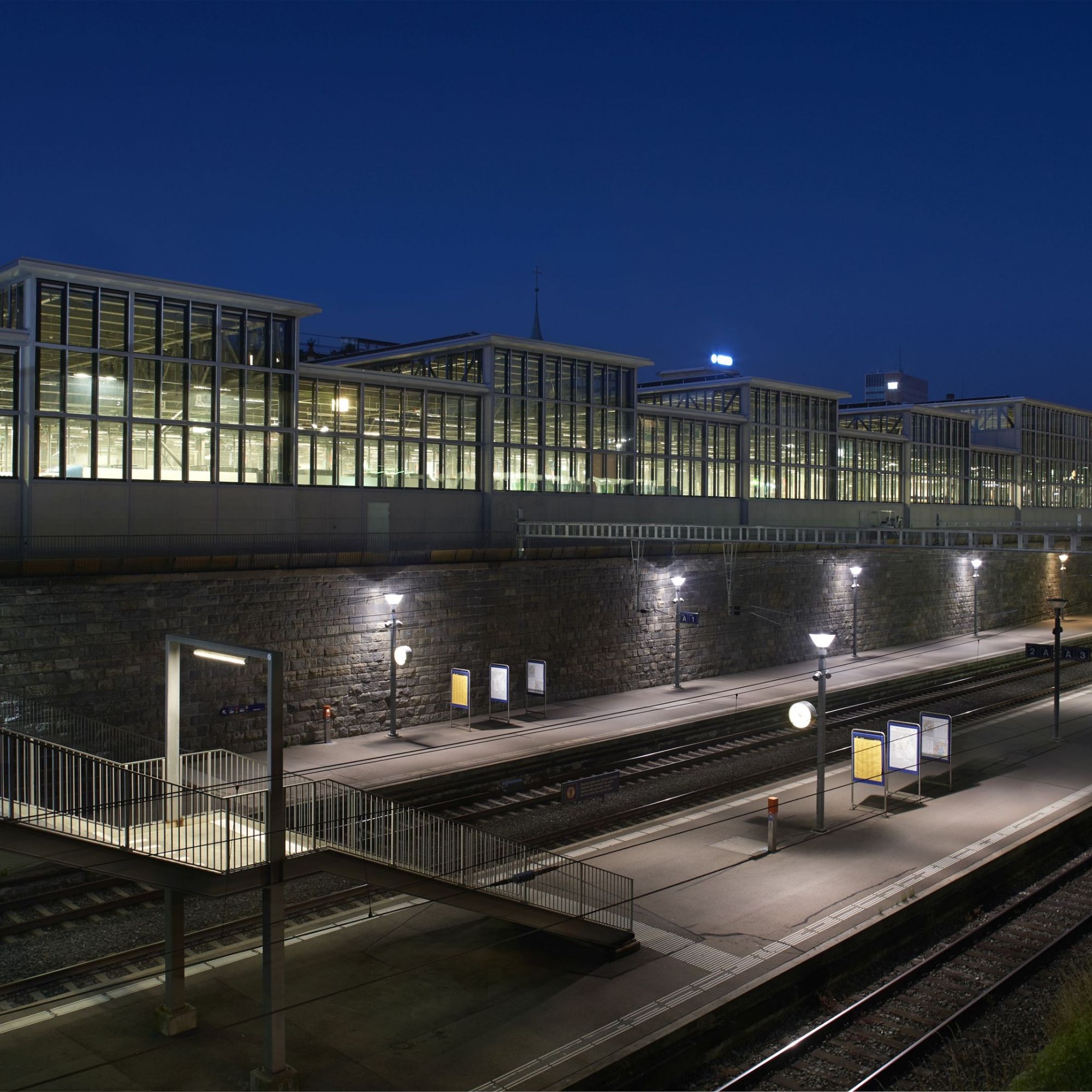 Ansicht Südwest-Fassade bei Nacht.