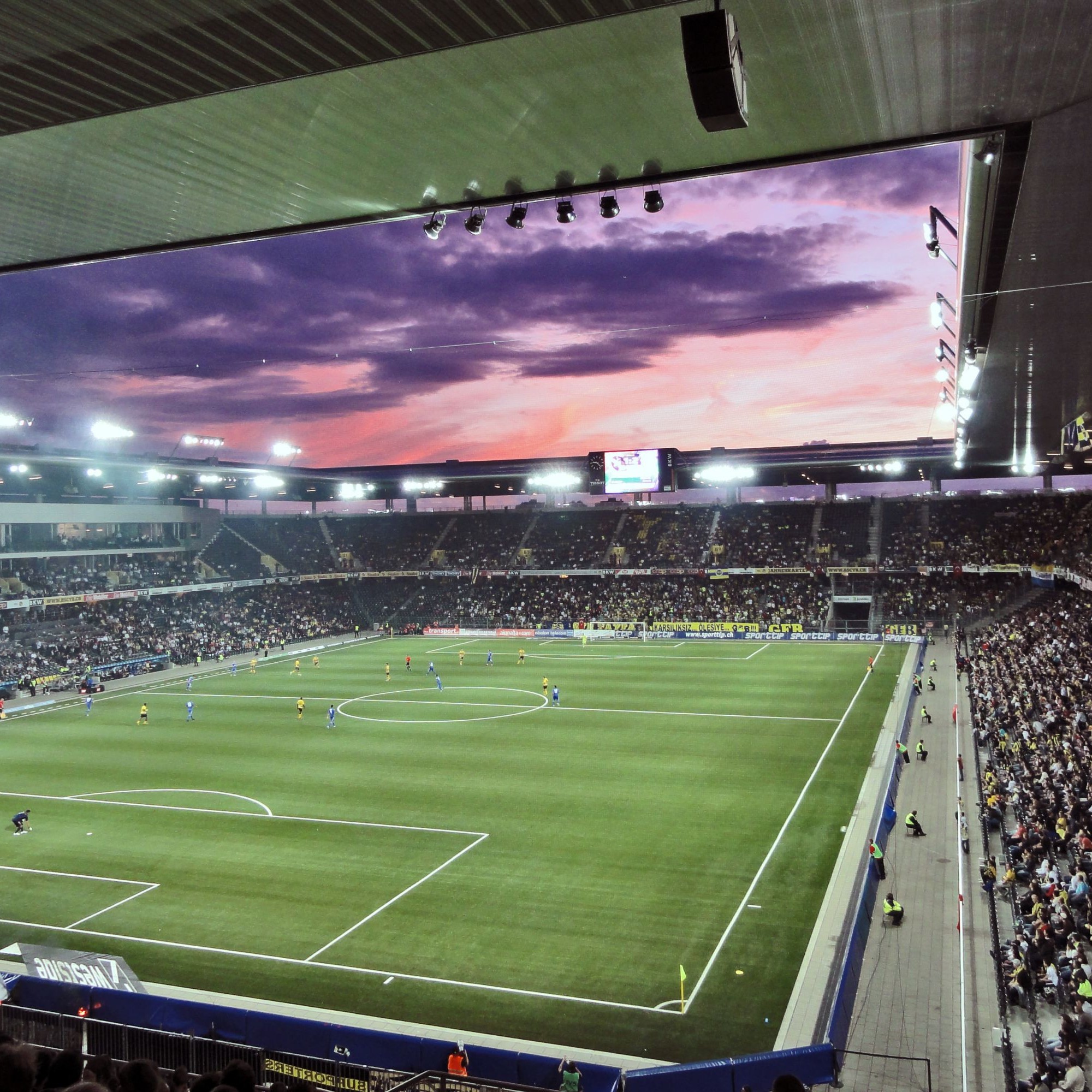Das Stade de Suisse weist drei offene Seiten auf.