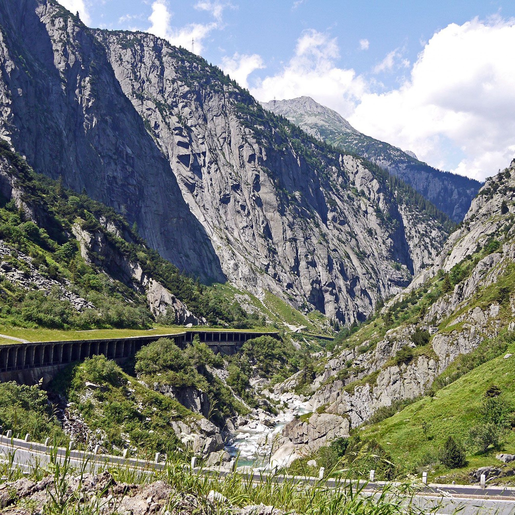 Nationalstrasse in der Schöllenenschlucht.