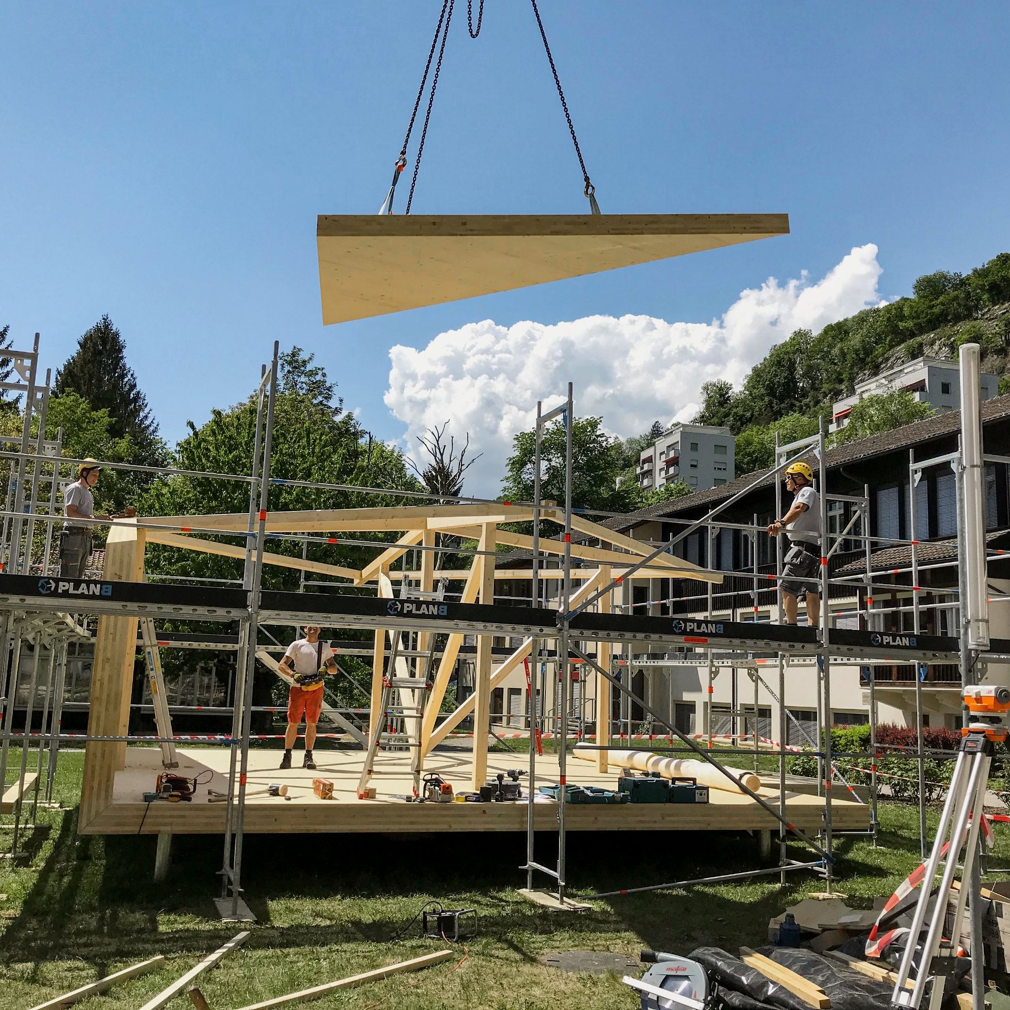 Das erste Dachelement wird auf das Lehrgerüst versetzt. Die Decke und Wand sind bereits verklebt und ohne Abstützungen.